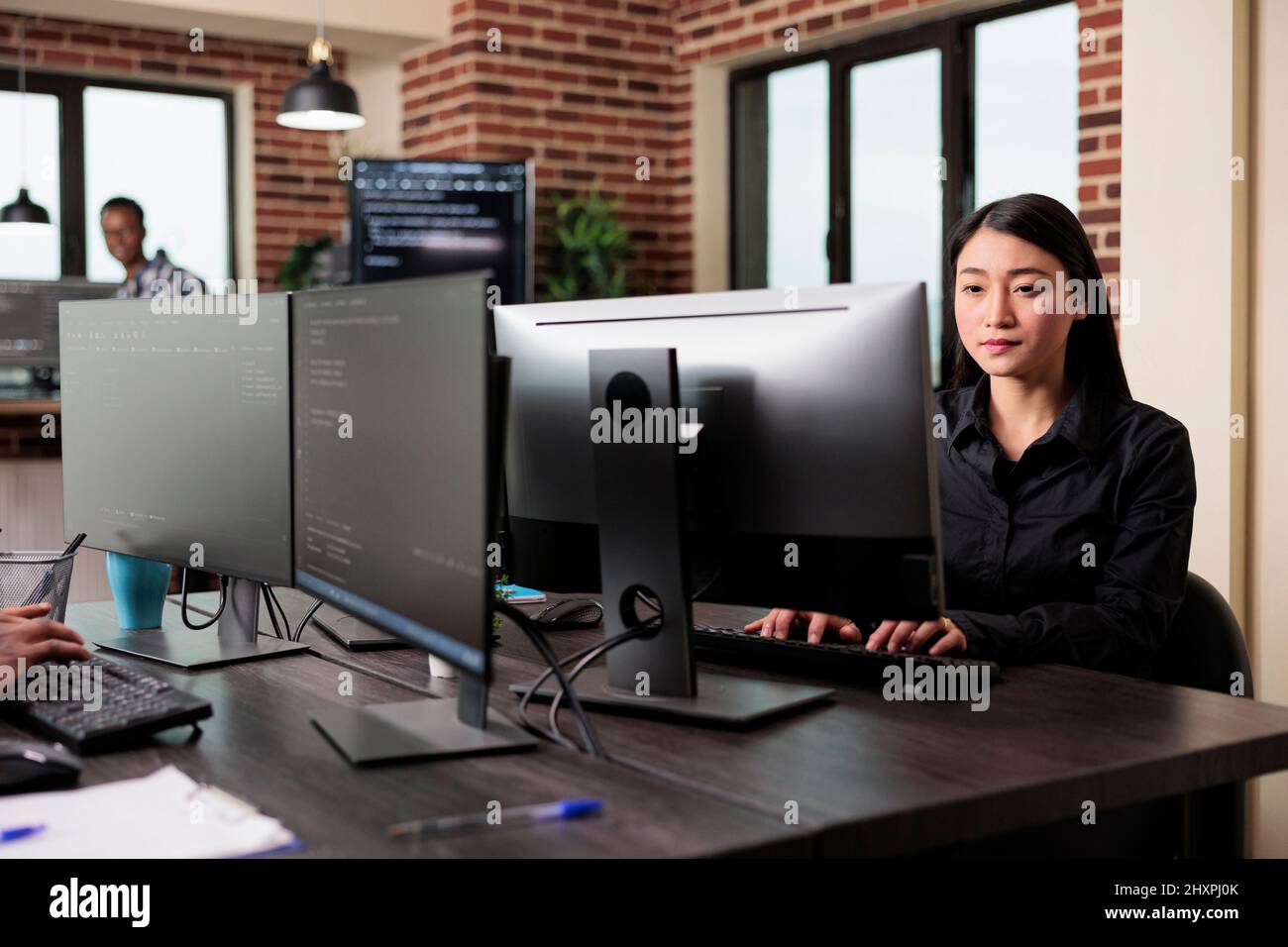 Cybernetics Engineer schreibt Codezeilen, um Mainframe-Datenbankspeicher zu sichern. Softwareentwickler entwickeln ein autonomes Verteidigungssystem mit moderner Technologie der künstlichen Intelligenz. Stockfoto