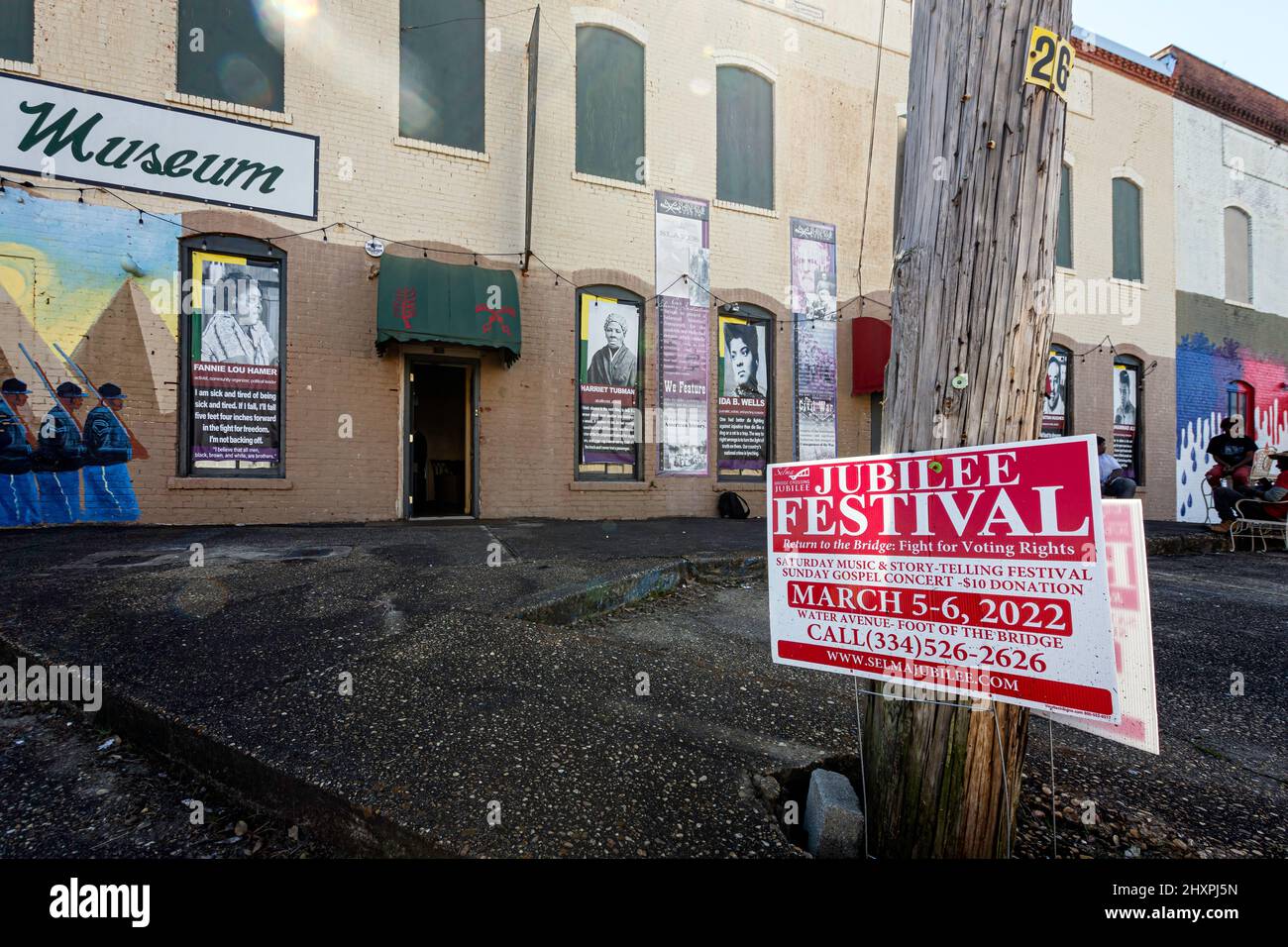 Selma, Alabama, USA-1. März 2022: Schild mit Werbung für das jährliche Bridge Crossing Jubilee vor dem Alten Afrika, Versklavung und Bürgerkriegsmuseum Stockfoto