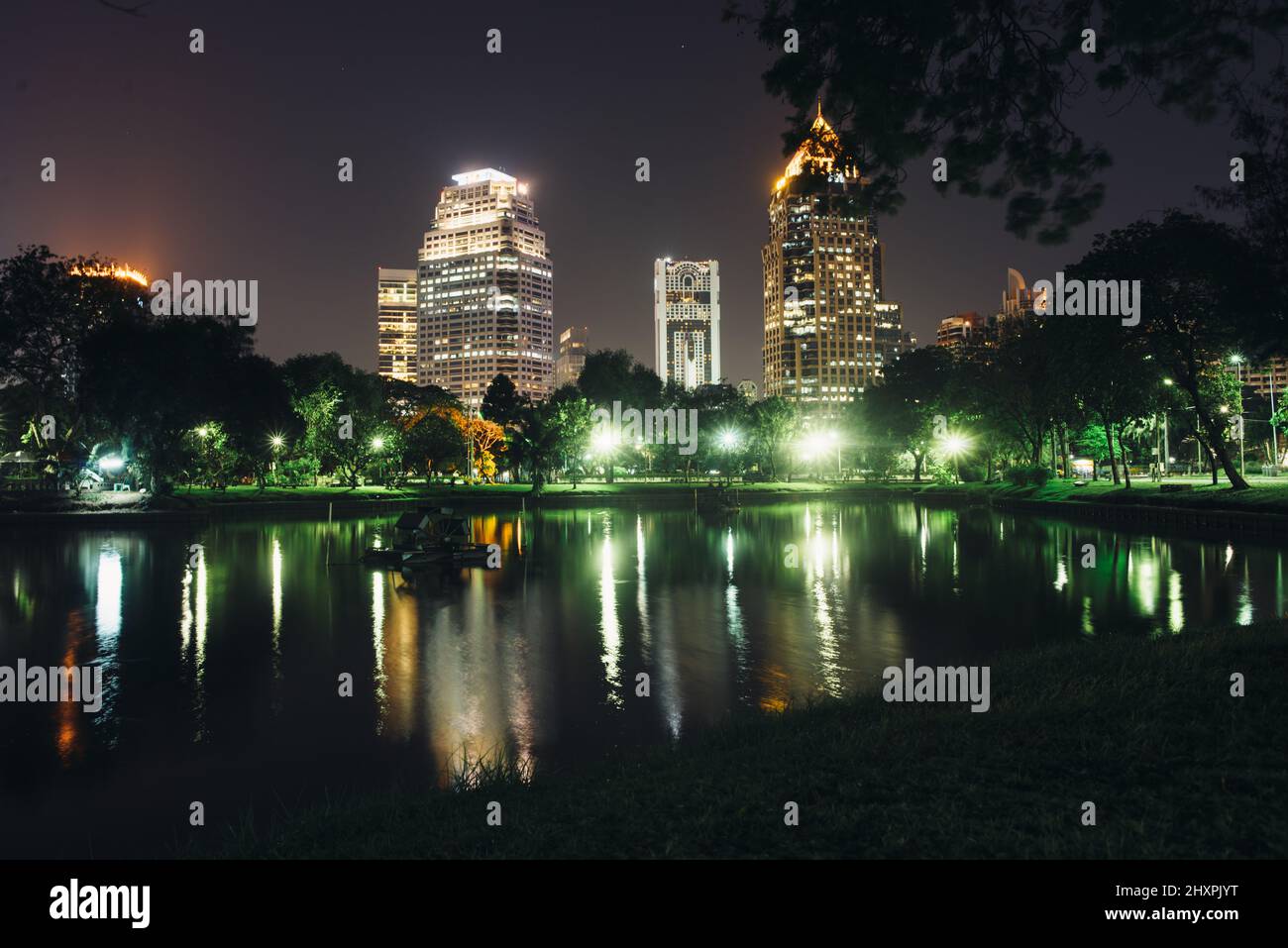 Nachtstadt. Stadtbild, Stadtlandschaft Lumpini Park Bangkok Stockfoto