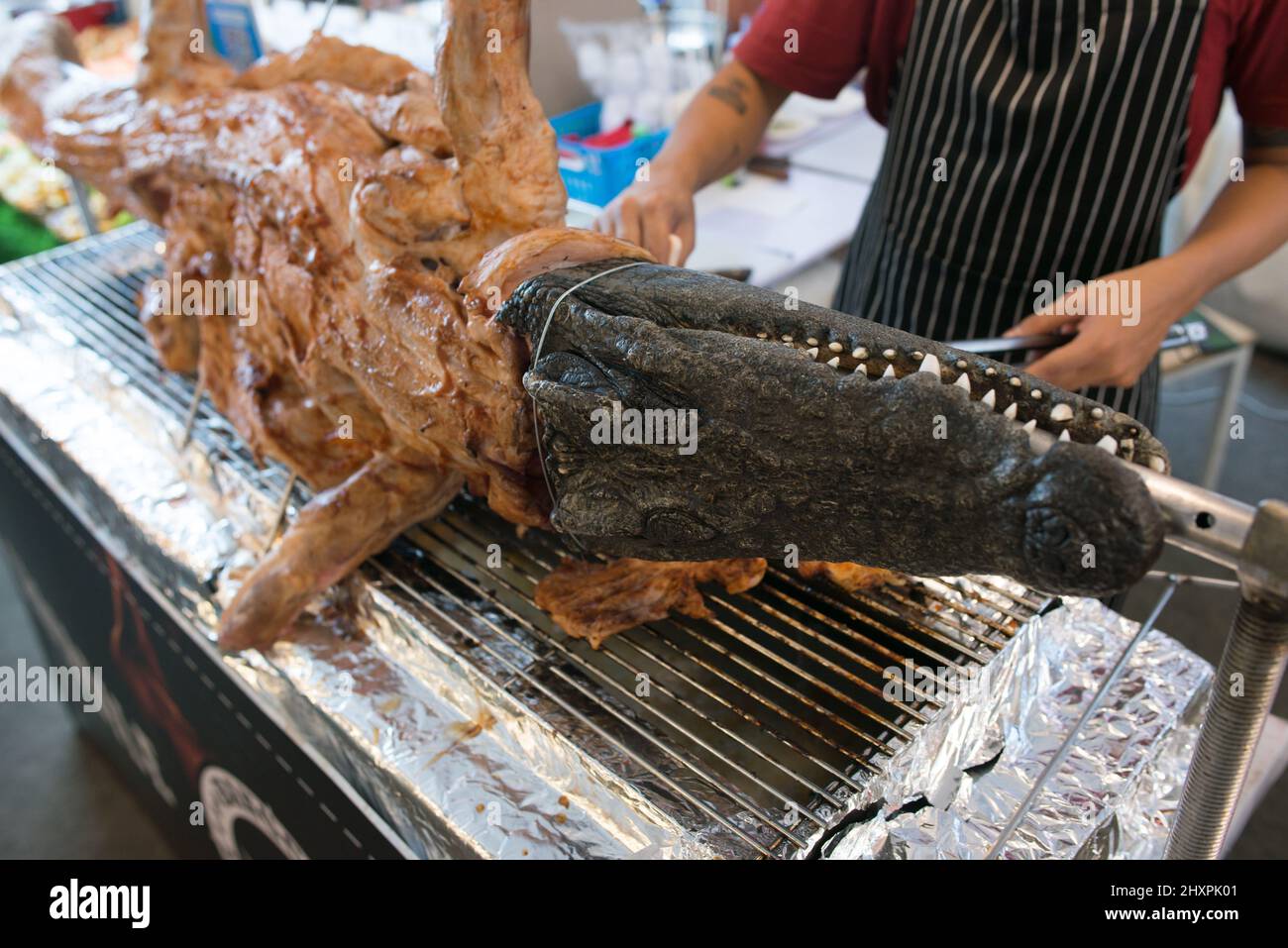 Gebratenes Krokodilfleisch auf dem Grill. Street Food. Stockfoto