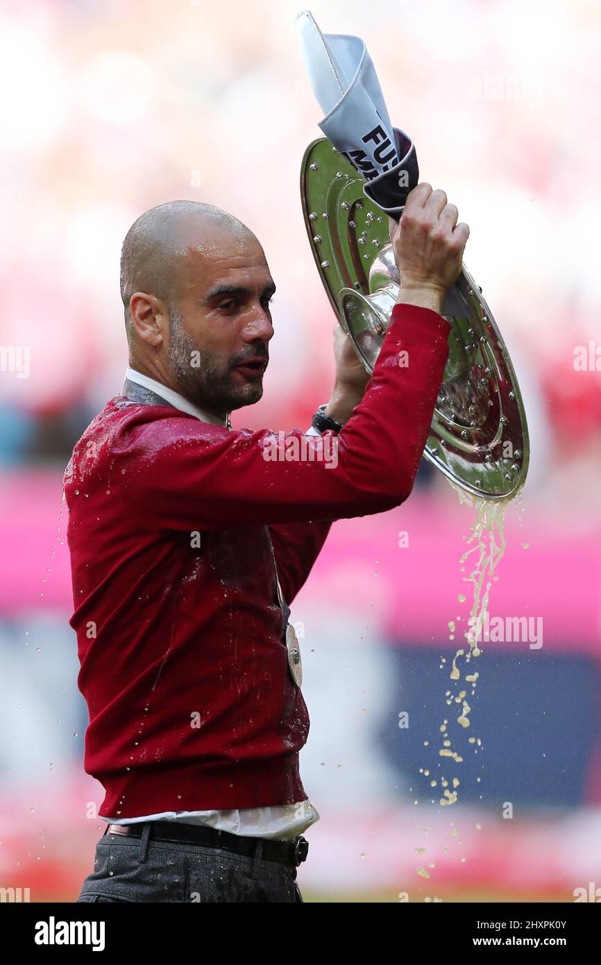 Trainer Pep Josep Guardiola FC Bayern MŸnchen München mit Meisterschale deutsche Fußball Meisterschaft des FC Bayern MŸnchen 1 Bundesliga Fußball FC Bayern MŸnchen - VfB Stuttgart Saison 2013 / 2014 © diebilderwelt / Alamy Stock Stockfoto