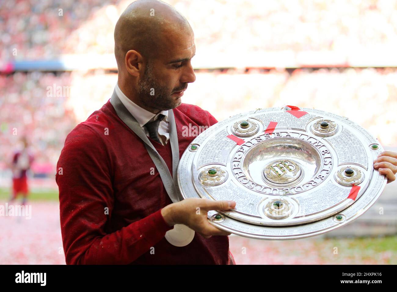 Trainer Pep Josep Guardiola FC Bayern MŸnchen München mit Meisterschale deutsche Fußball Meisterschaft des FC Bayern MŸnchen 1 Bundesliga Fußball FC Bayern MŸnchen - VfB Stuttgart Saison 2013 / 2014 © diebilderwelt / Alamy Stock Stockfoto