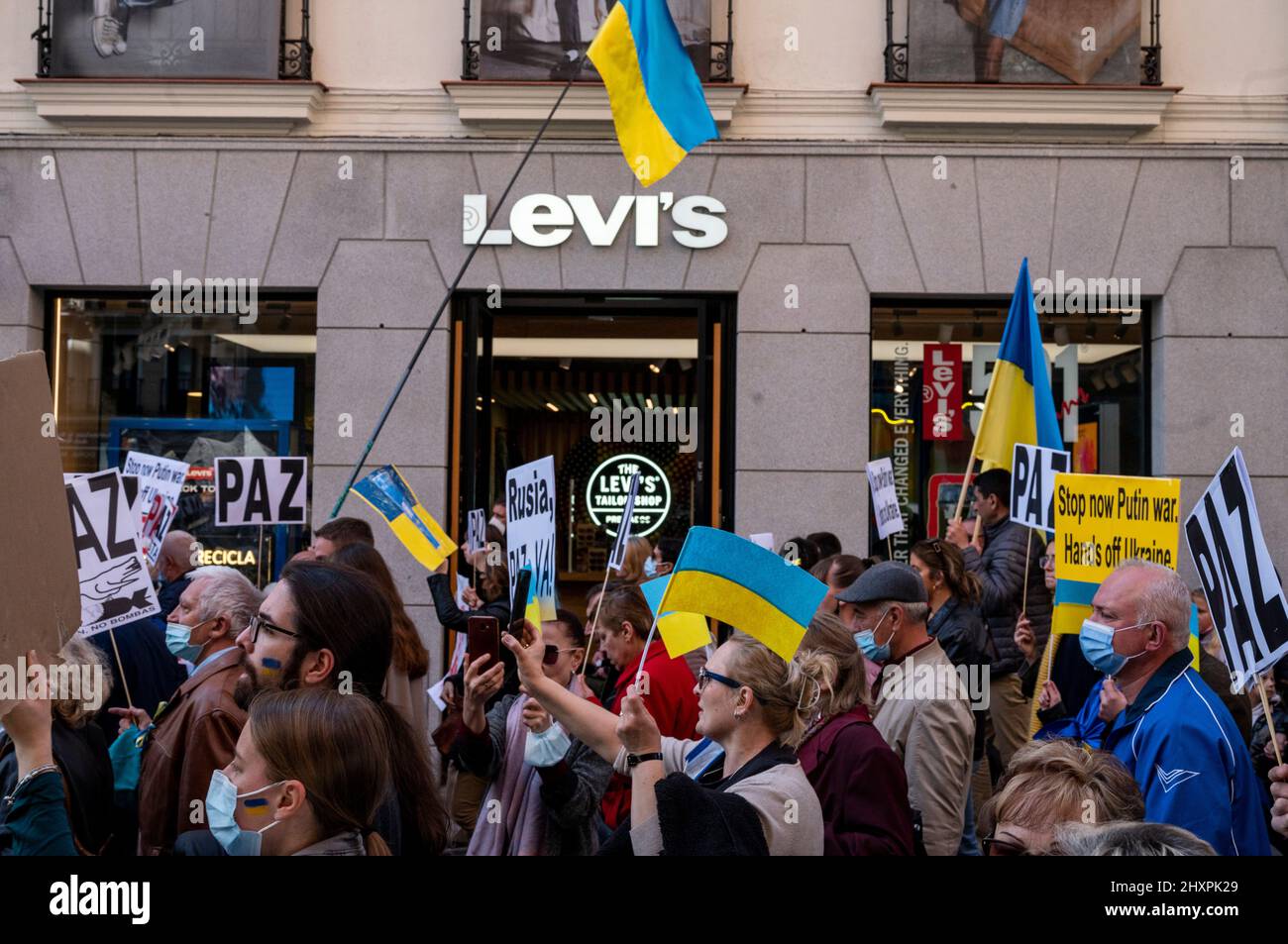 Madrid, Spanien. 13. März 2022. Pro-ukrainische Demonstranten gehen an der amerikanischen Bekleidungsfirma Levi´s vorbei, während sie wieder an einer Kundgebung teilnehmen die russische Invasion in der Ukraine Kredit: SOPA Images Limited/Alamy Live News Stockfoto