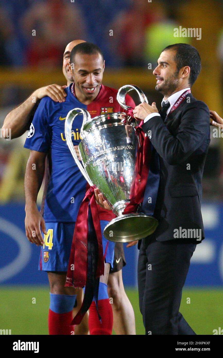 sam// Trainer Josep Guardiola mit dem Pokal und Thierry Henry Championsleague Finale 2009 FC Barcelona - Manchester United 2:0 im Rom Championsleague Finale FC Barcelona gegen Manchester United 27. 5. 2009 in rom italien © diebilderwelt / Alamy Stock Stockfoto