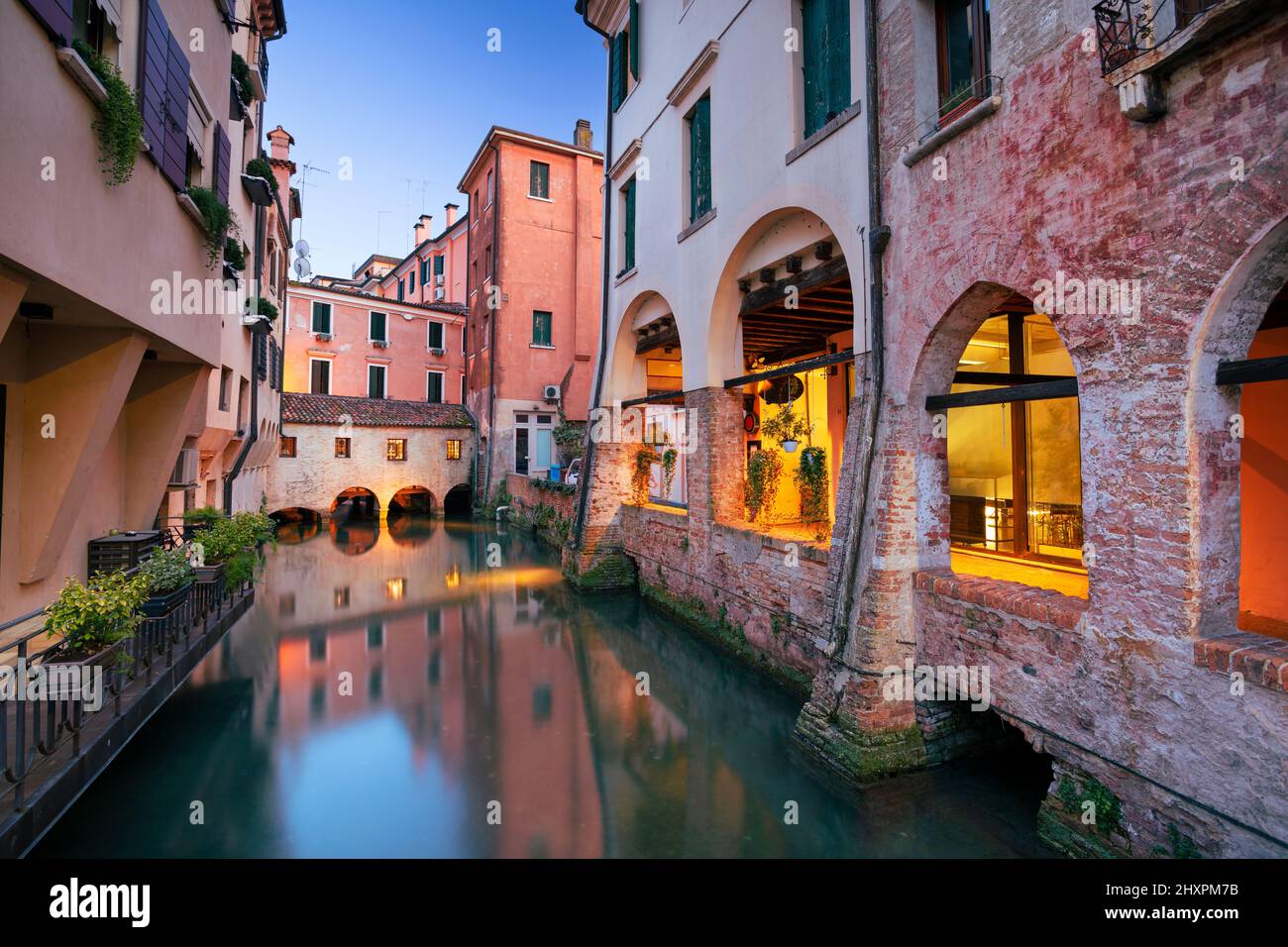 Treviso, Italien. Stadtbild des historischen Zentrums von Treviso, Italien bei Sonnenuntergang. Stockfoto