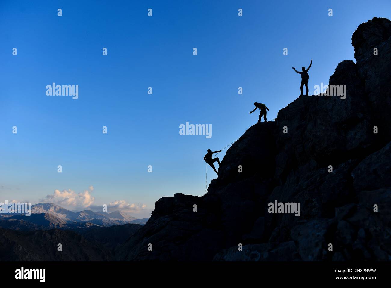 Anspruchsvolles Klettern und erfolgreicher Teamgeist Stockfoto