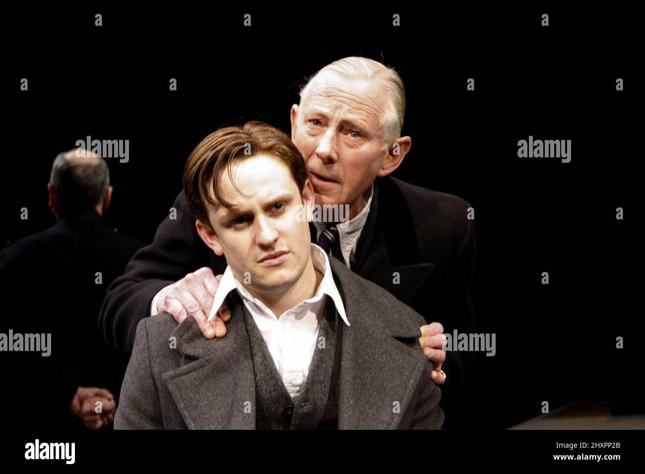 l-r: Richard Goulding (John Amery), Jeremy Child (Leo Amery) in AN ENGLISH TRAGEDY von Ronald Harwood at the Palace Theatre, Watford, England 18/02/2008 Design: Ralph Koltai Beleuchtung: Roger Firth Regie: Di Trevis Stockfoto