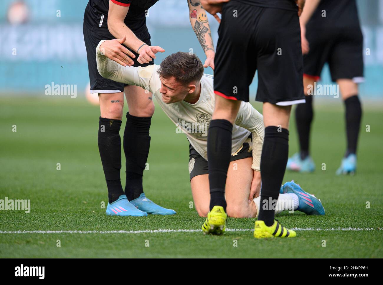 Florian WIRTZ (LEV) am Boden verletzt, Verletzung, Beinhaltung, Kreuzbandriss Fußball 1. Bundesliga, Spieltag 26., Bayer 04 Leverkusen (LEV) - FC Köln (K), am 13.. März 2022 in Leverkusen. #Die DFL-Vorschriften verbieten die Verwendung von Fotos als Bildsequenzen und/oder quasi-Video # Â Stockfoto