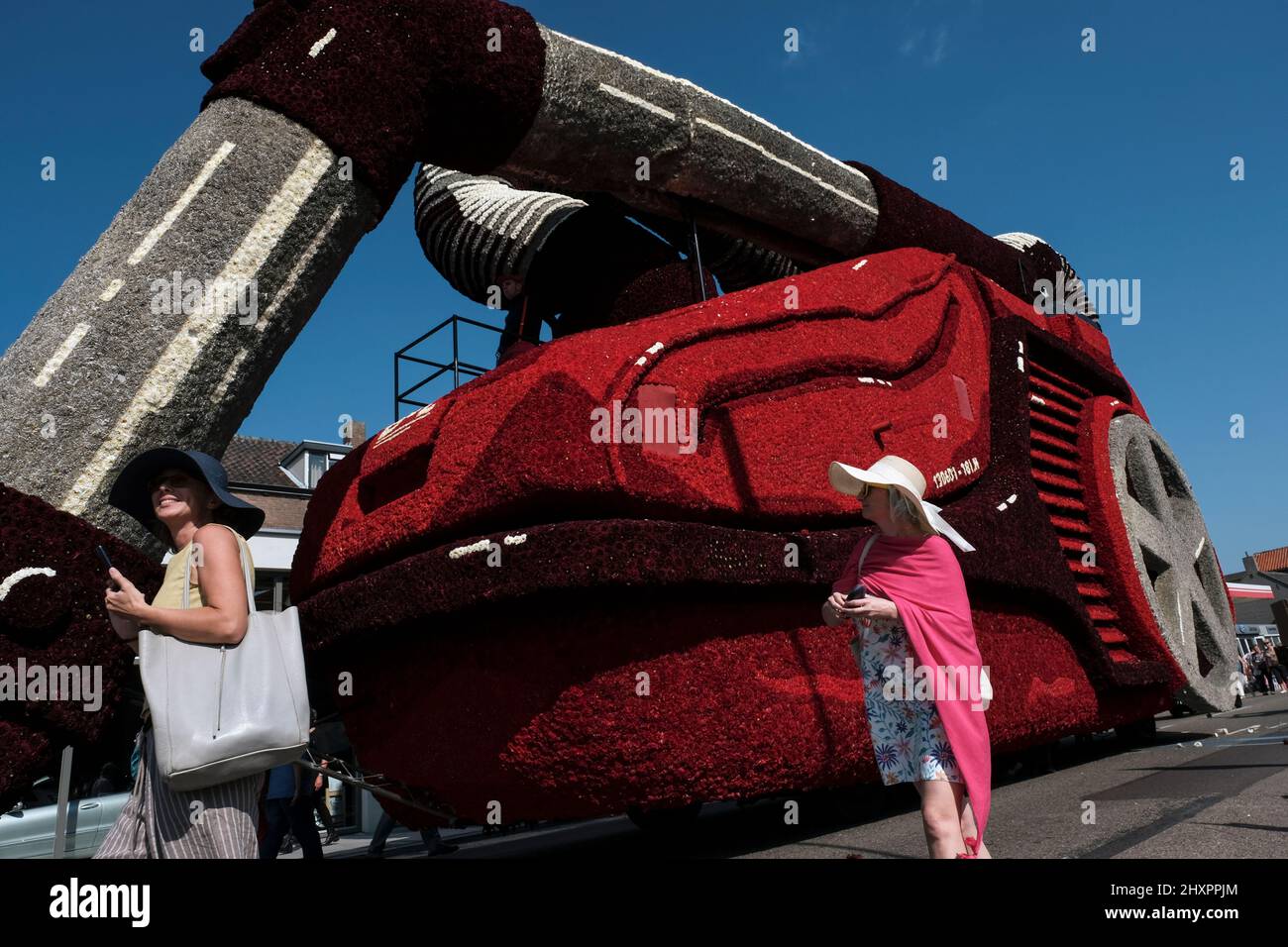 Der Festwagen mit dem Titel „On-Off“ nimmt an der Parade Teil. Stockfoto