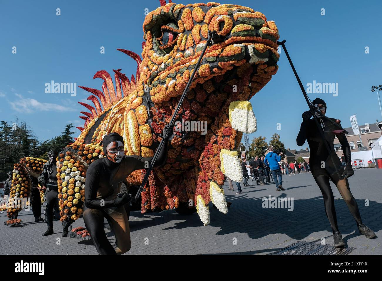 Mitglieder des Festwagens Iguana in (ter) Aktion Momente vor der Parade in Zundert, Stockfoto
