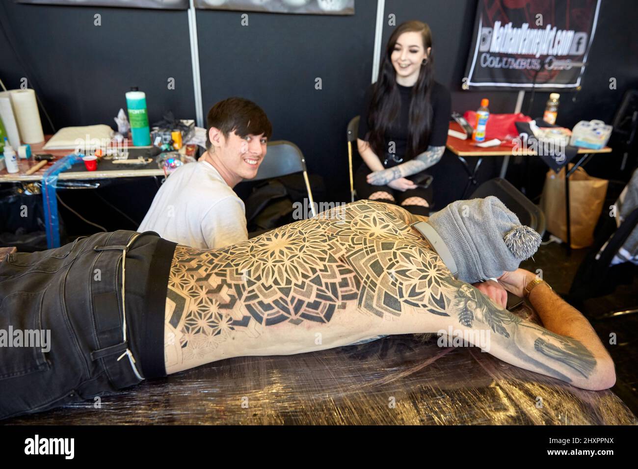Einige der Tattoo-Künstler, die an der Veranstaltung teilnehmen und einige ihrer Entwürfe in Amsterdam machen Stockfoto
