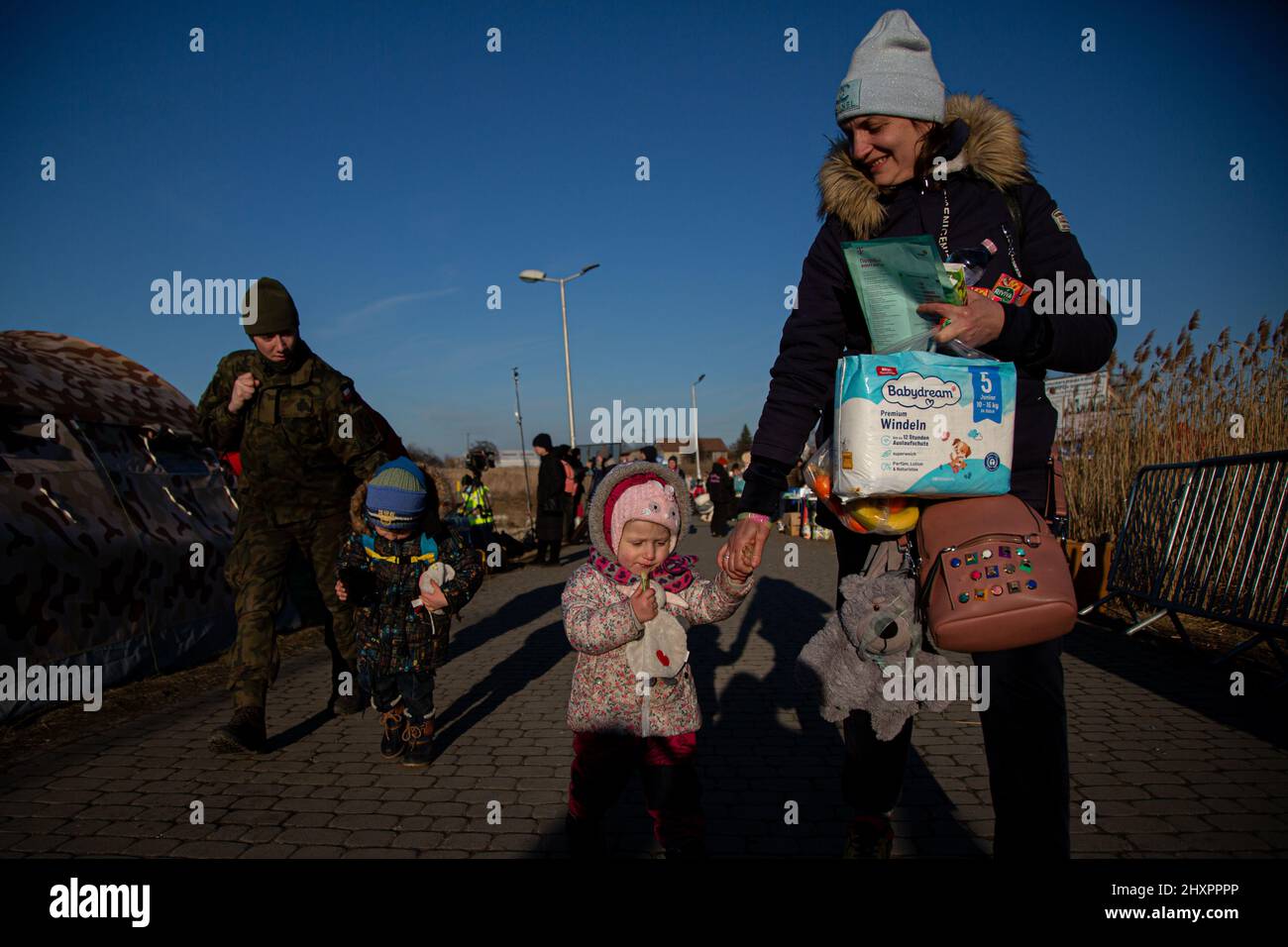 Medyka, Polen. 11. März 2022. Ukrainische Flüchtlinge kommen an die Grenze in Medyka, Polen. (Foto von Fer Capdepon Arroyo/Pacific Press) Quelle: Pacific Press Media Production Corp./Alamy Live News Stockfoto