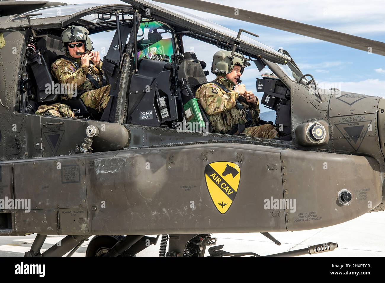 Die 1st Air Cavalry Brigade, die sich in Europa für Atlantic Resolve befindet, verlegt AH64 Apaches und UH60 Blackhawks von Griechenland nach Polen, um die Entscheidung der Vereinigten Staaten zu unterstützen, ihre Präsenz und Aktivitäten in Europa im Rahmen ihres starken und unermüdlichen Engagements gegenüber unseren NATO-Verbündeten und -Partnern zu verstärken. Stockfoto