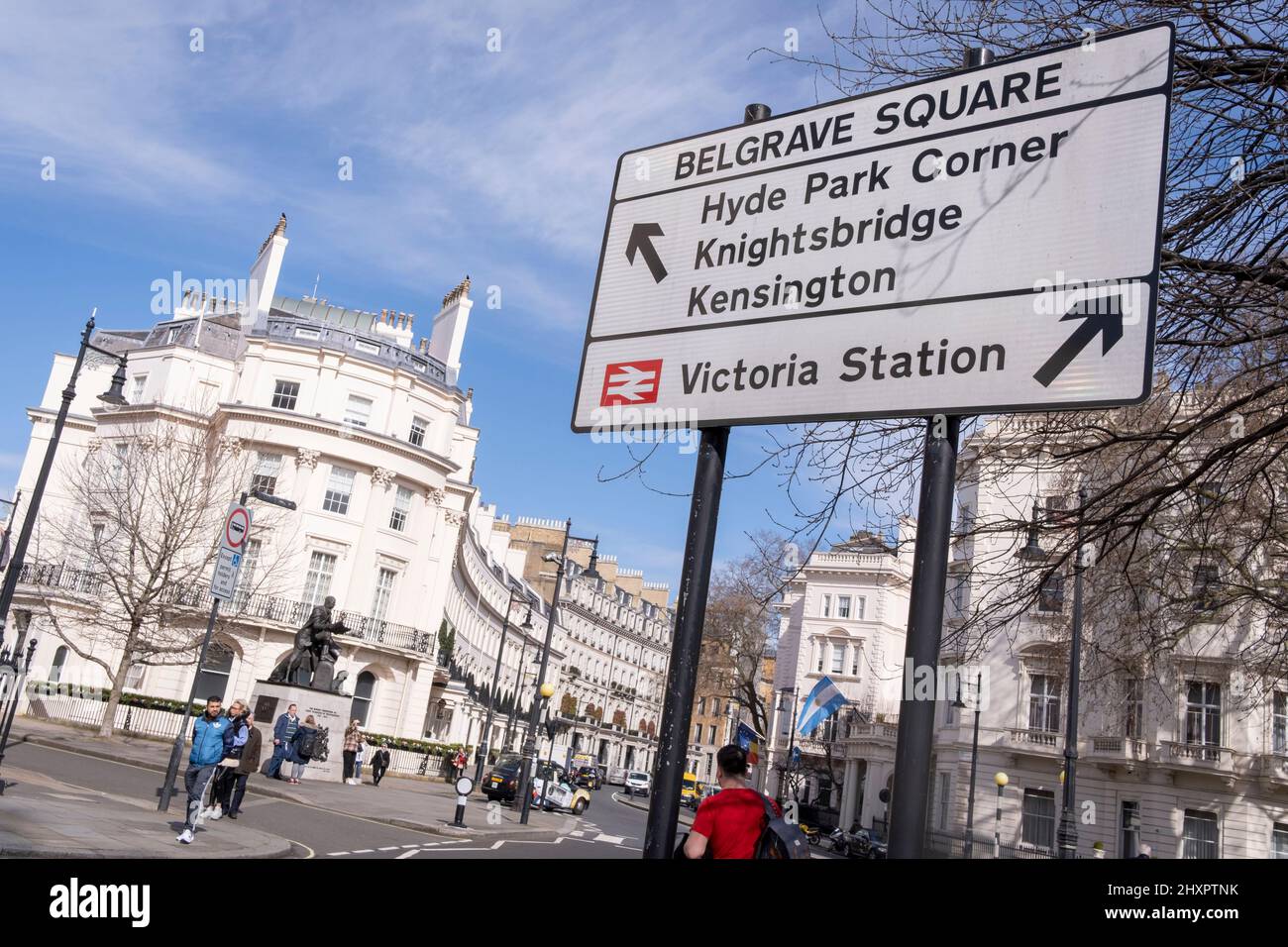 Belgrave Square in Knightsbridge, am 14.. März 2022, in London, England. Die Kampagnengruppe „Transparency International“ sagt, dass geschätzte 1,5bn £von britischen Immobilien über die City of London, den Finanzbezirk der britischen Hauptstadt, mit verdächtigen Mitteln aus Russland ausgegeben wurden. Stockfoto