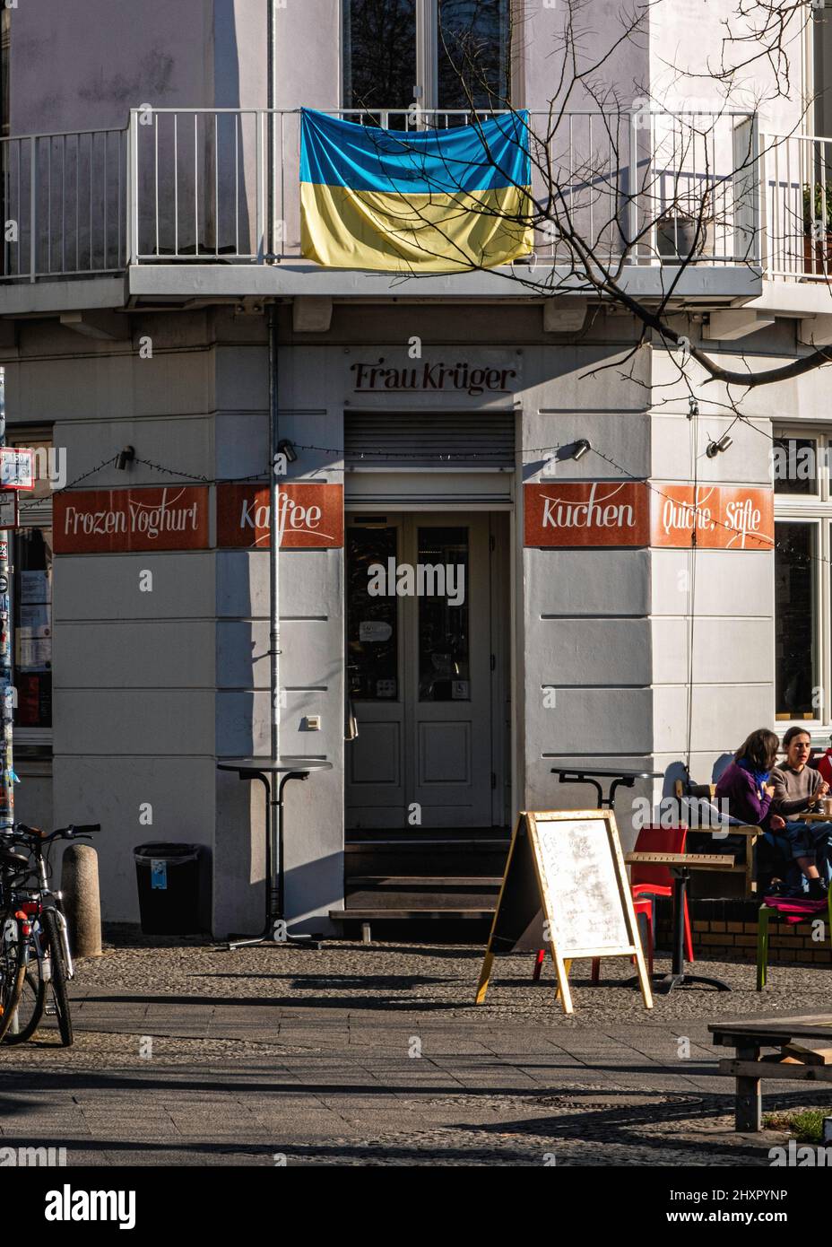 Frau Kruger Café mit ukrainischer Flagge während der russischen militärischen Invasion der Ukraine - Mitte, Berlin, Deutschland Stockfoto