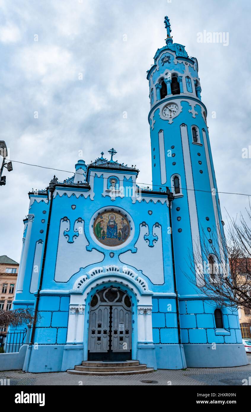 Romantische blaue Kirche in Bratislava. Die Südseite der St. Elisabeth-Kirche im Art déco-Stil in Bratislava, Slowakei Stockfoto