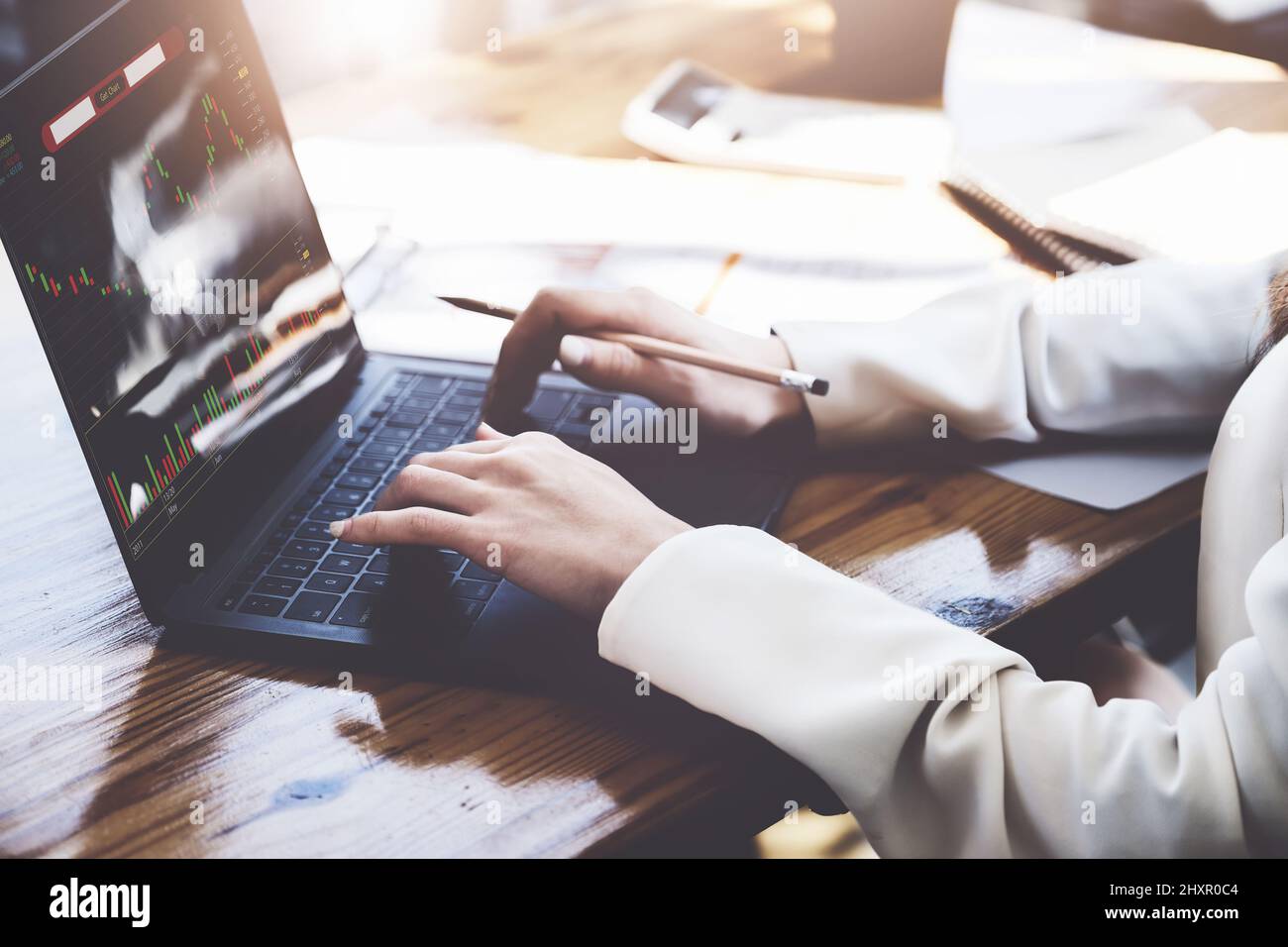 Finanz- und Investitionsplanungskonzept, weibliche Geschäftsfrau mit Computer, um Charts zu analysieren, um Einstiegspunkte auf einem Trading Board zu finden. Durch Stockfoto