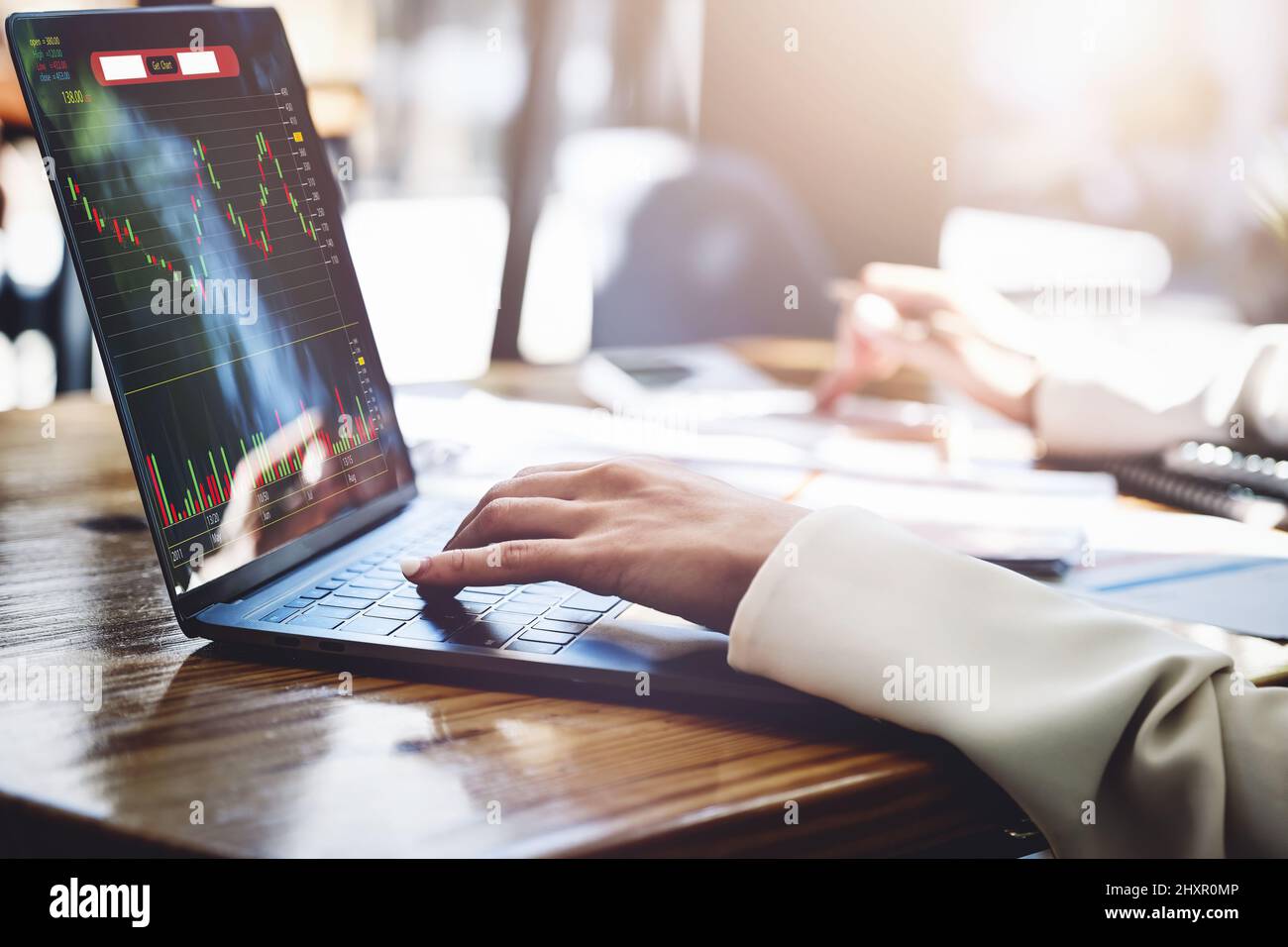 Finanz- und Investitionsplanungskonzept, weibliche Geschäftsfrau mit Computer, um Charts zu analysieren, um Einstiegspunkte auf einem Trading Board zu finden. Durch Stockfoto