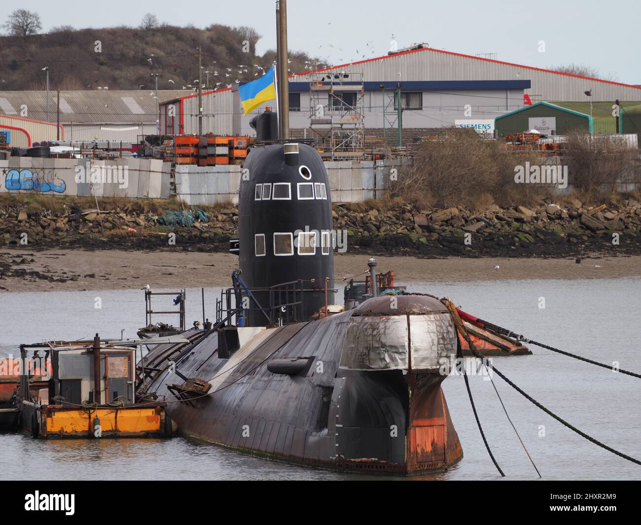 Rochester, Kent, Großbritannien. 14. März 2022. Die ehemalige russische U-475 Black Widow - eine Sowjetische Marine aus der Zeit des Kalten Krieges, die sich an der Medway in der Nähe von Rochester / Strood befindet, zeigt derzeit eine ukrainische Flagge, um die Unterstützung des ukrainischen Volkes zu zeigen. Kredit: James Bell/Alamy Live Nachrichten Stockfoto