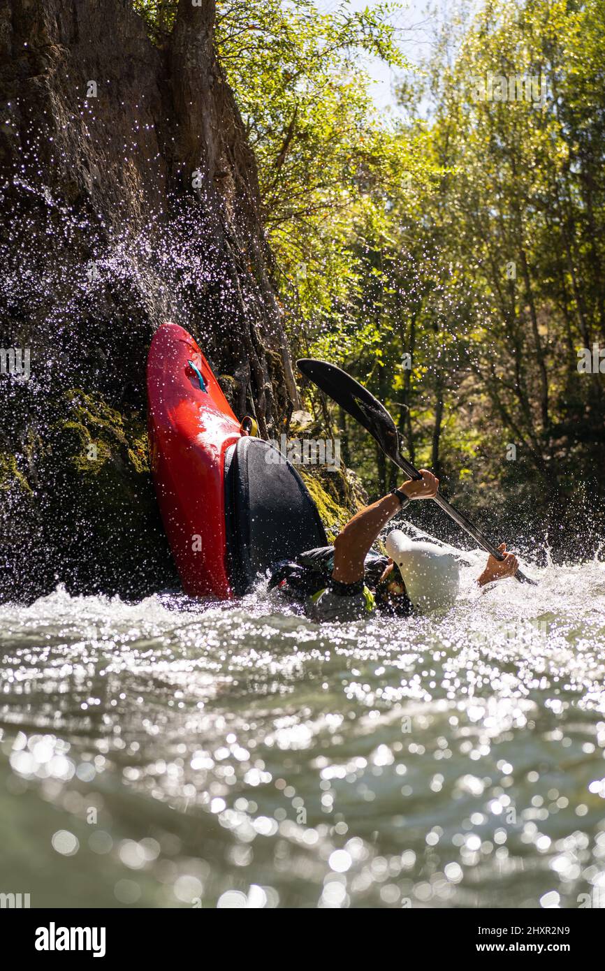 Havnig Spaß paddeln auf dem Fluss mit einem Spielboot Stockfoto