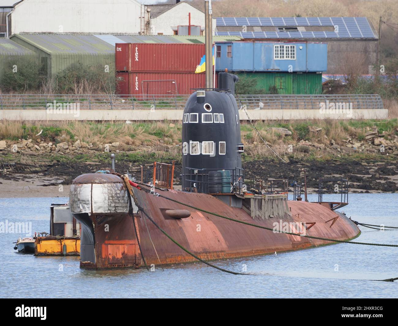 Rochester, Kent, Großbritannien. 14. März 2022. Die ehemalige russische U-475 Black Widow - eine Sowjetische Marine aus der Zeit des Kalten Krieges, die sich an der Medway in der Nähe von Rochester / Strood befindet, zeigt derzeit eine ukrainische Flagge, um die Unterstützung des ukrainischen Volkes zu zeigen. Kredit: James Bell/Alamy Live Nachrichten Stockfoto