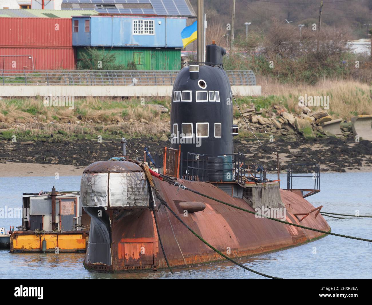 Rochester, Kent, Großbritannien. 14. März 2022. Die ehemalige russische U-475 Black Widow - eine Sowjetische Marine aus der Zeit des Kalten Krieges, die sich an der Medway in der Nähe von Rochester / Strood befindet, zeigt derzeit eine ukrainische Flagge, um die Unterstützung des ukrainischen Volkes zu zeigen. Kredit: James Bell/Alamy Live Nachrichten Stockfoto