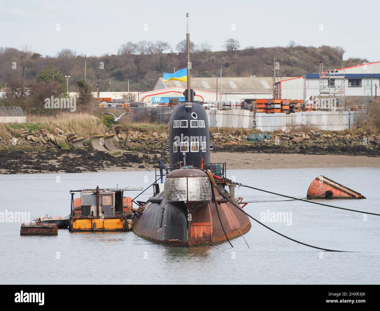 Rochester, Kent, Großbritannien. 14. März 2022. Die ehemalige russische U-475 Black Widow - eine Sowjetische Marine aus der Zeit des Kalten Krieges, die sich an der Medway in der Nähe von Rochester / Strood befindet, zeigt derzeit eine ukrainische Flagge, um die Unterstützung des ukrainischen Volkes zu zeigen. Kredit: James Bell/Alamy Live Nachrichten Stockfoto