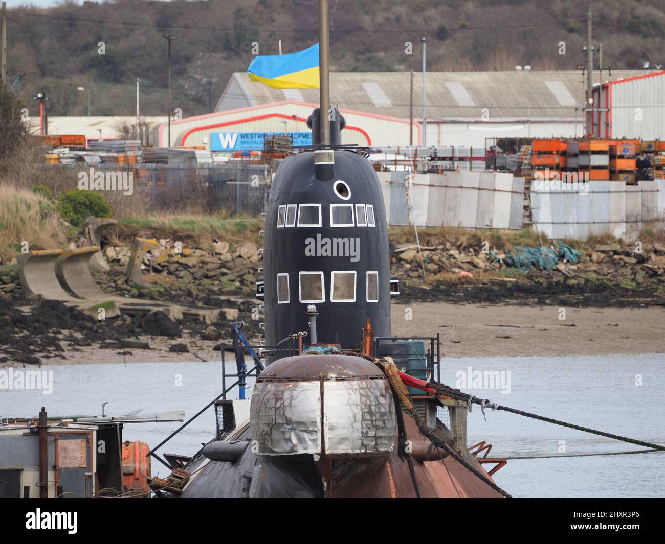 Rochester, Kent, Großbritannien. 14. März 2022. Die ehemalige russische U-475 Black Widow - eine Sowjetische Marine aus der Zeit des Kalten Krieges, die sich an der Medway in der Nähe von Rochester / Strood befindet, zeigt derzeit eine ukrainische Flagge, um die Unterstützung des ukrainischen Volkes zu zeigen. Kredit: James Bell/Alamy Live Nachrichten Stockfoto