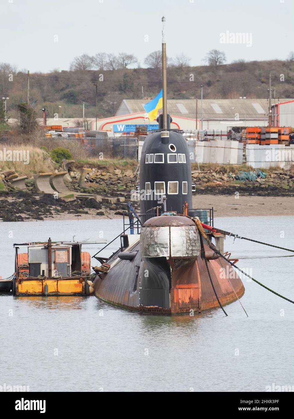 Rochester, Kent, Großbritannien. 14. März 2022. Die ehemalige russische U-475 Black Widow - eine Sowjetische Marine aus der Zeit des Kalten Krieges, die sich an der Medway in der Nähe von Rochester / Strood befindet, zeigt derzeit eine ukrainische Flagge, um die Unterstützung des ukrainischen Volkes zu zeigen. Kredit: James Bell/Alamy Live Nachrichten Stockfoto