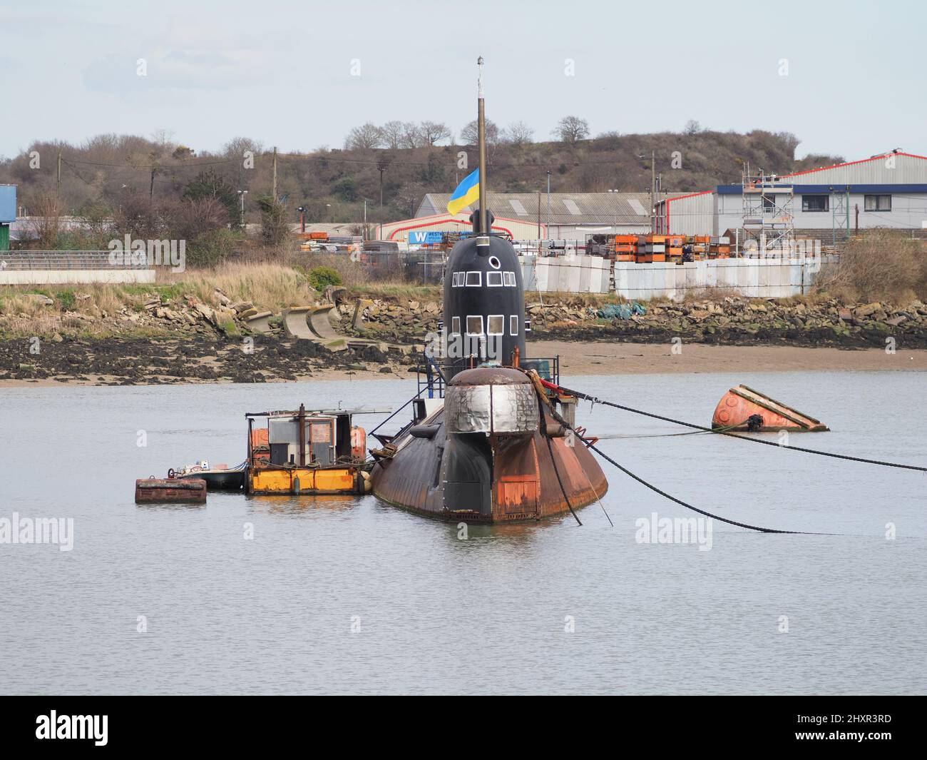 Rochester, Kent, Großbritannien. 14. März 2022. Die ehemalige russische U-475 Black Widow - eine Sowjetische Marine aus der Zeit des Kalten Krieges, die sich an der Medway in der Nähe von Rochester / Strood befindet, zeigt derzeit eine ukrainische Flagge, um die Unterstützung des ukrainischen Volkes zu zeigen. Kredit: James Bell/Alamy Live Nachrichten Stockfoto