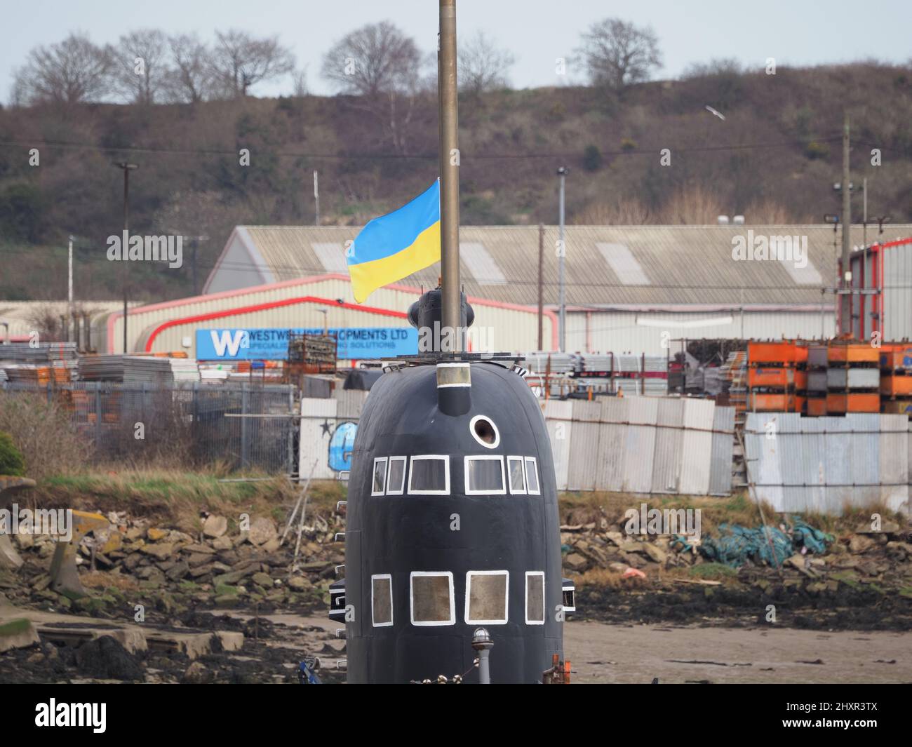 Rochester, Kent, Großbritannien. 14. März 2022. Die ehemalige russische U-475 Black Widow - eine Sowjetische Marine aus der Zeit des Kalten Krieges, die sich an der Medway in der Nähe von Rochester / Strood befindet, zeigt derzeit eine ukrainische Flagge, um die Unterstützung des ukrainischen Volkes zu zeigen. Kredit: James Bell/Alamy Live Nachrichten Stockfoto