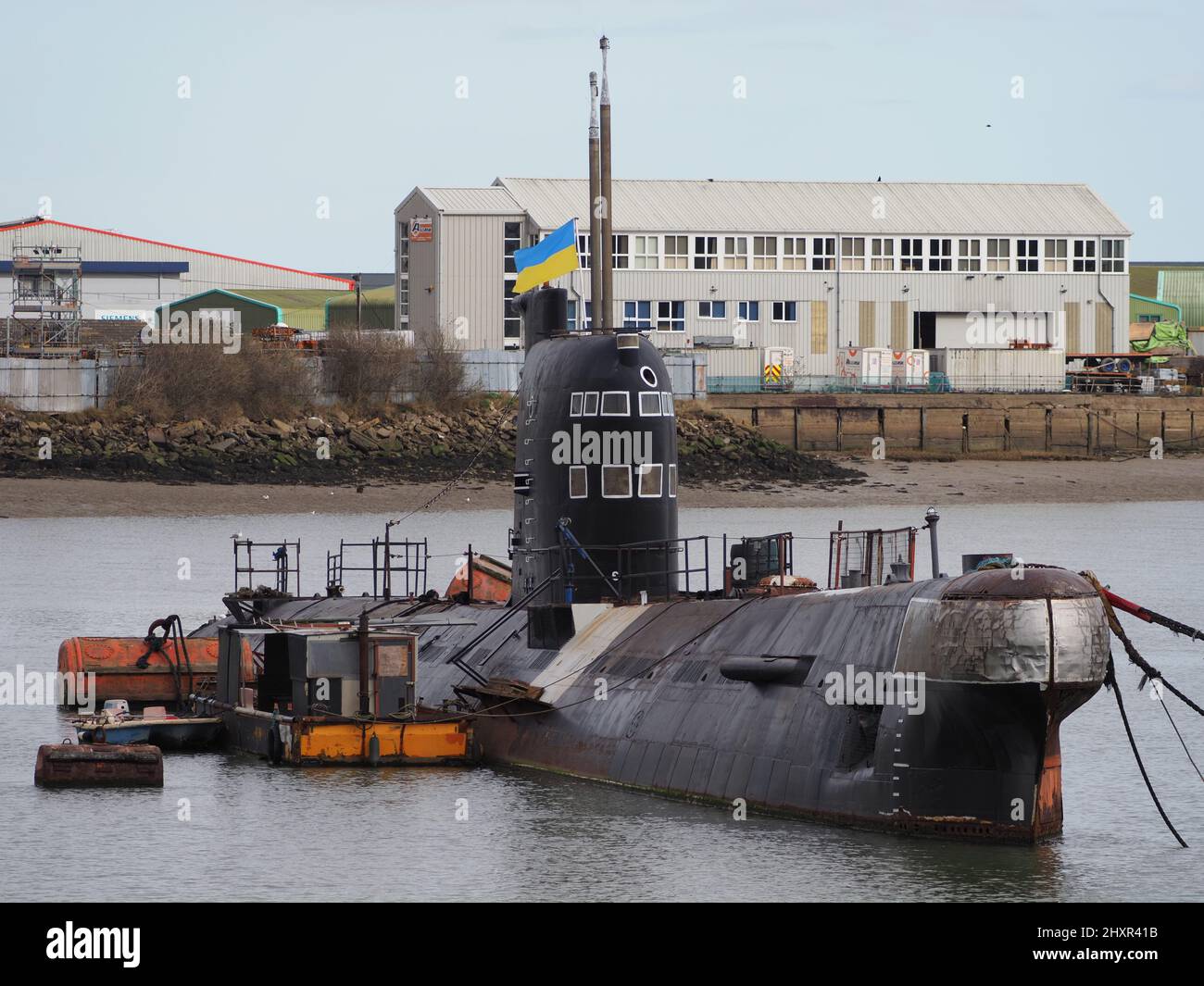 Rochester, Kent, Großbritannien. 14. März 2022. Die ehemalige russische U-475 Black Widow - eine Sowjetische Marine aus der Zeit des Kalten Krieges, die sich an der Medway in der Nähe von Rochester / Strood befindet, zeigt derzeit eine ukrainische Flagge, um die Unterstützung des ukrainischen Volkes zu zeigen. Kredit: James Bell/Alamy Live Nachrichten Stockfoto