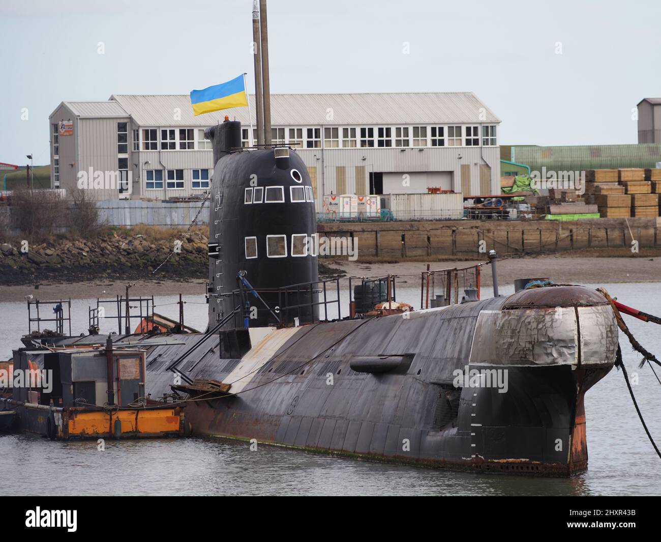 Rochester, Kent, Großbritannien. 14. März 2022. Die ehemalige russische U-475 Black Widow - eine Sowjetische Marine aus der Zeit des Kalten Krieges, die sich an der Medway in der Nähe von Rochester / Strood befindet, zeigt derzeit eine ukrainische Flagge, um die Unterstützung des ukrainischen Volkes zu zeigen. Kredit: James Bell/Alamy Live Nachrichten Stockfoto