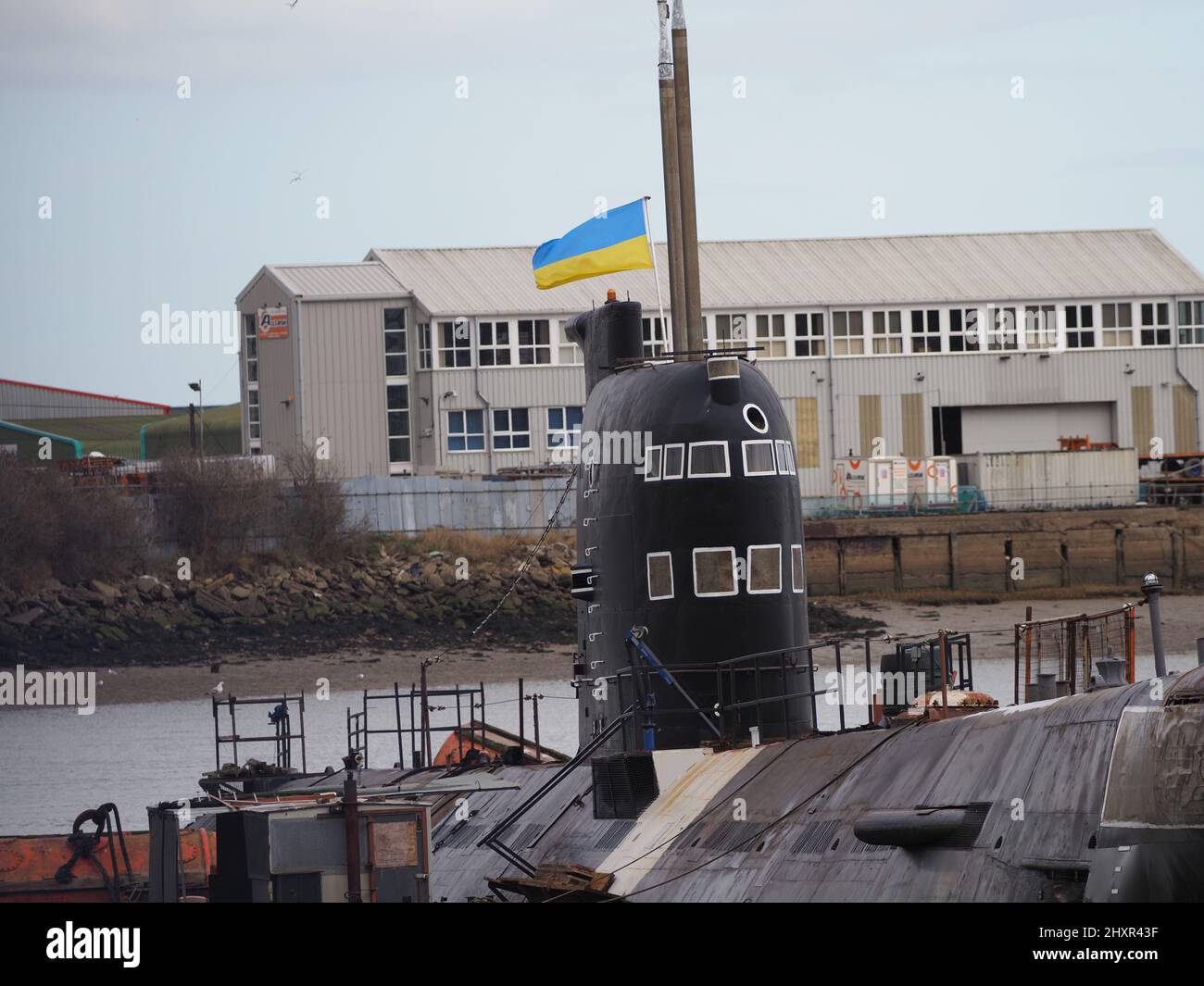 Rochester, Kent, Großbritannien. 14. März 2022. Die ehemalige russische U-475 Black Widow - eine Sowjetische Marine aus der Zeit des Kalten Krieges, die sich an der Medway in der Nähe von Rochester / Strood befindet, zeigt derzeit eine ukrainische Flagge, um die Unterstützung des ukrainischen Volkes zu zeigen. Kredit: James Bell/Alamy Live Nachrichten Stockfoto