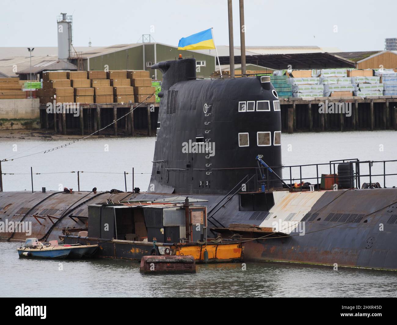 Rochester, Kent, Großbritannien. 14. März 2022. Die ehemalige russische U-475 Black Widow - eine Sowjetische Marine aus der Zeit des Kalten Krieges, die sich an der Medway in der Nähe von Rochester / Strood befindet, zeigt derzeit eine ukrainische Flagge, um die Unterstützung des ukrainischen Volkes zu zeigen. Kredit: James Bell/Alamy Live Nachrichten Stockfoto