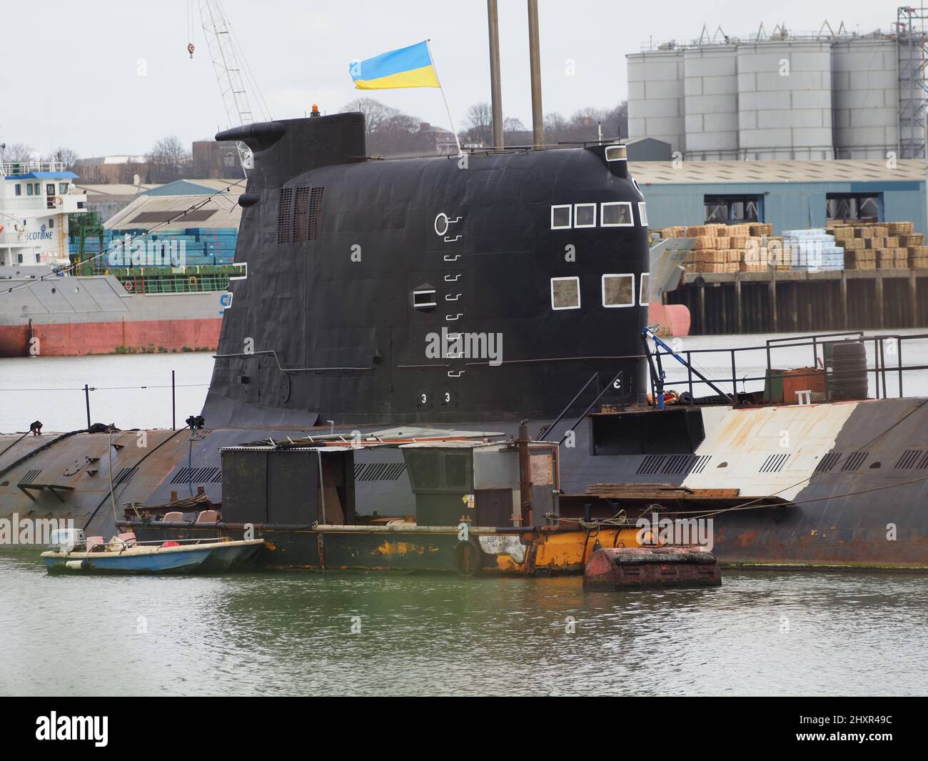 Rochester, Kent, Großbritannien. 14. März 2022. Die ehemalige russische U-475 Black Widow - eine Sowjetische Marine aus der Zeit des Kalten Krieges, die sich an der Medway in der Nähe von Rochester / Strood befindet, zeigt derzeit eine ukrainische Flagge, um die Unterstützung des ukrainischen Volkes zu zeigen. Kredit: James Bell/Alamy Live Nachrichten Stockfoto