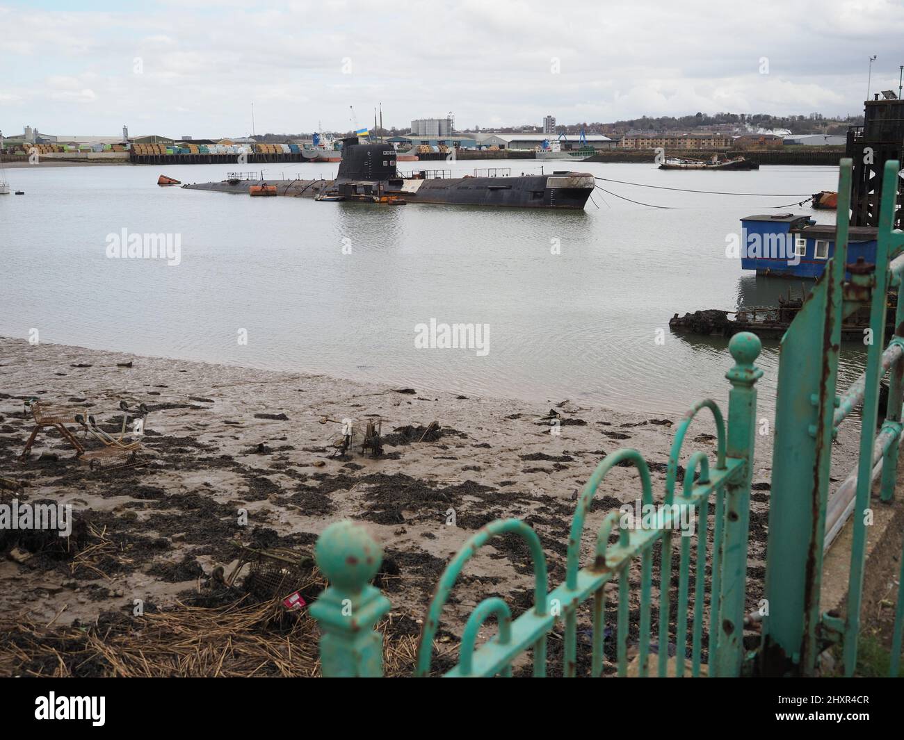 Rochester, Kent, Großbritannien. 14. März 2022. Die ehemalige russische U-475 Black Widow - eine Sowjetische Marine aus der Zeit des Kalten Krieges, die sich an der Medway in der Nähe von Rochester / Strood befindet, zeigt derzeit eine ukrainische Flagge, um die Unterstützung des ukrainischen Volkes zu zeigen. Kredit: James Bell/Alamy Live Nachrichten Stockfoto