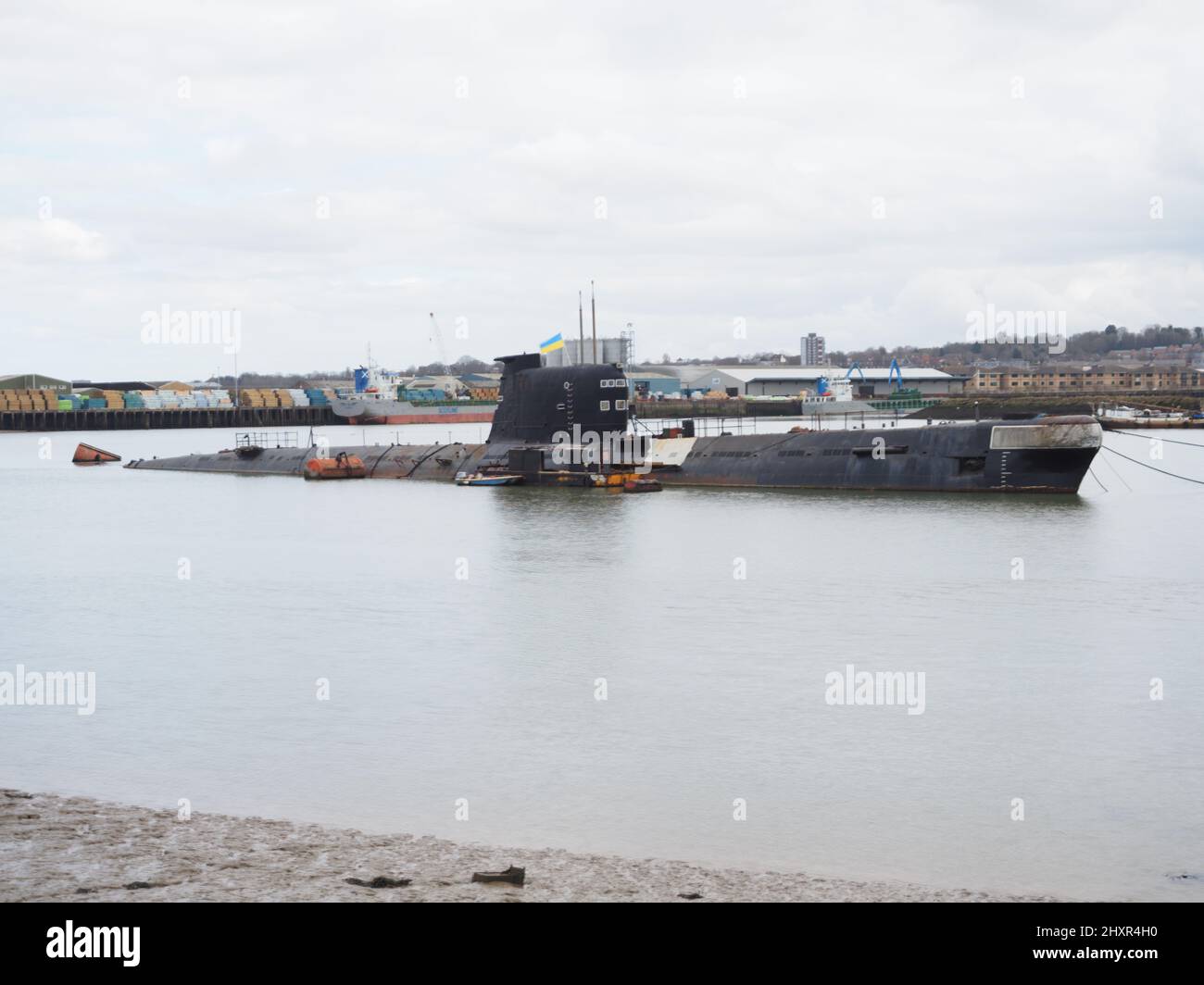 Rochester, Kent, Großbritannien. 14. März 2022. Die ehemalige russische U-475 Black Widow - eine Sowjetische Marine aus der Zeit des Kalten Krieges, die sich an der Medway in der Nähe von Rochester / Strood befindet, zeigt derzeit eine ukrainische Flagge, um die Unterstützung des ukrainischen Volkes zu zeigen. Kredit: James Bell/Alamy Live Nachrichten Stockfoto