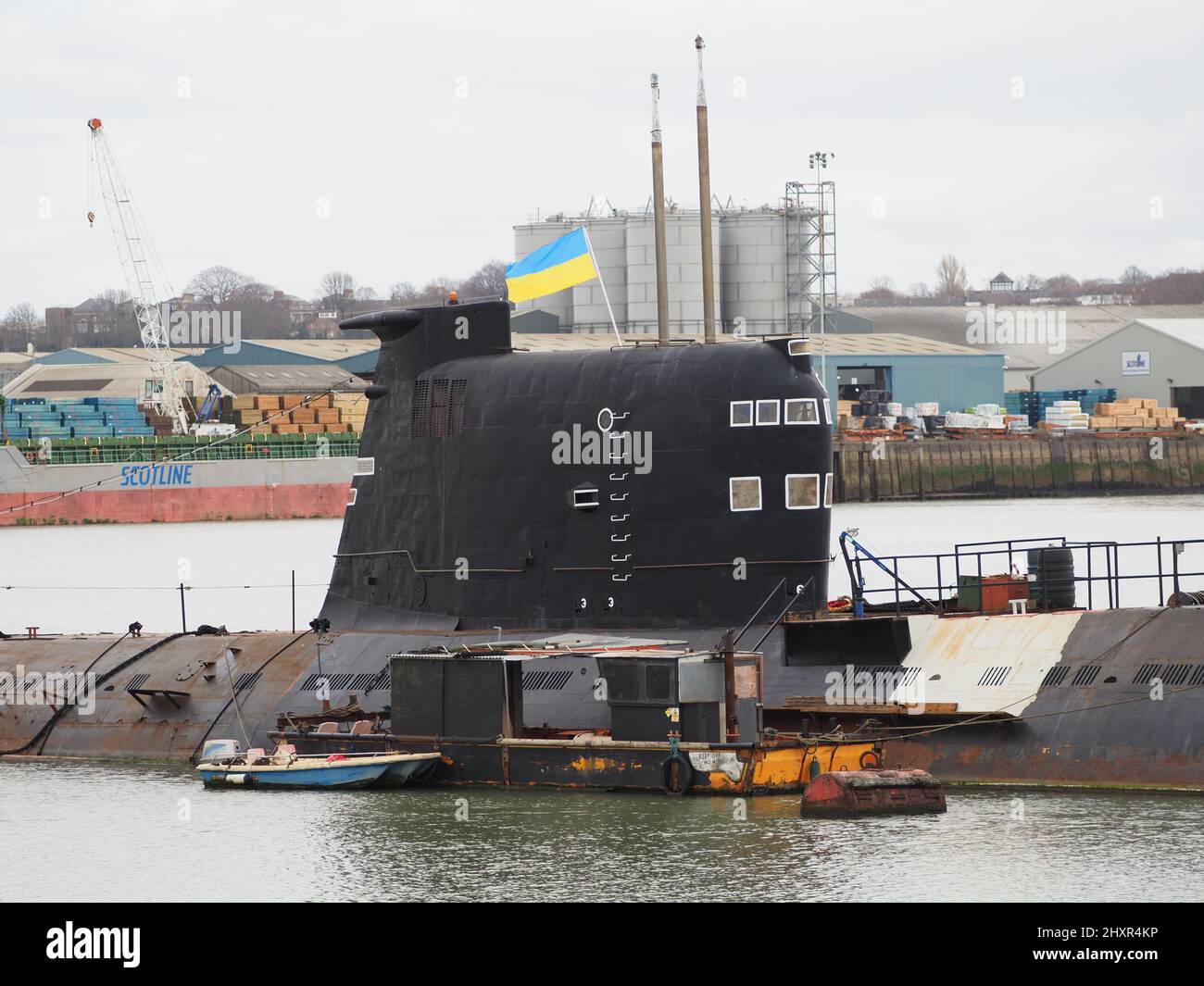 Rochester, Kent, Großbritannien. 14. März 2022. Die ehemalige russische U-475 Black Widow - eine Sowjetische Marine aus der Zeit des Kalten Krieges, die sich an der Medway in der Nähe von Rochester / Strood befindet, zeigt derzeit eine ukrainische Flagge, um die Unterstützung des ukrainischen Volkes zu zeigen. Kredit: James Bell/Alamy Live Nachrichten Stockfoto