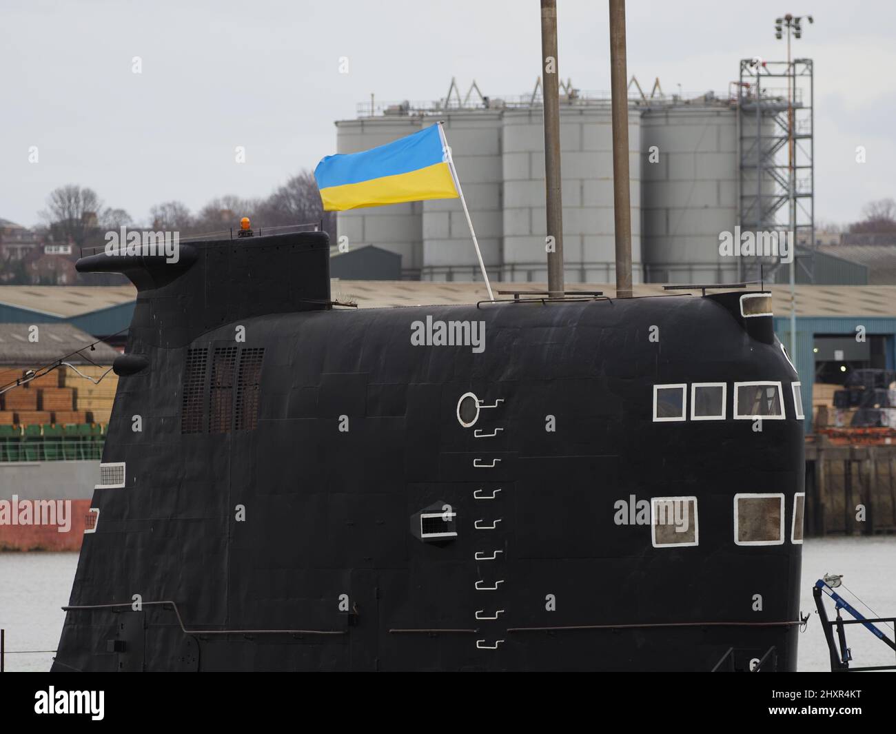 Rochester, Kent, Großbritannien. 14. März 2022. Die ehemalige russische U-475 Black Widow - eine Sowjetische Marine aus der Zeit des Kalten Krieges, die sich an der Medway in der Nähe von Rochester / Strood befindet, zeigt derzeit eine ukrainische Flagge, um die Unterstützung des ukrainischen Volkes zu zeigen. Kredit: James Bell/Alamy Live Nachrichten Stockfoto
