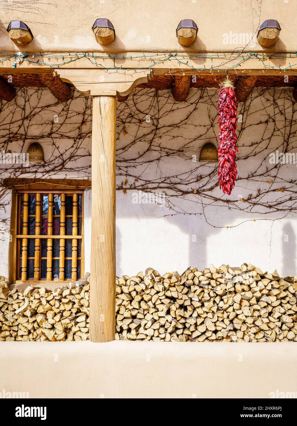 Traditionelle getrocknete rote Chili-Ristra in einem Haus in Santa Fe, New Mexico Stockfoto