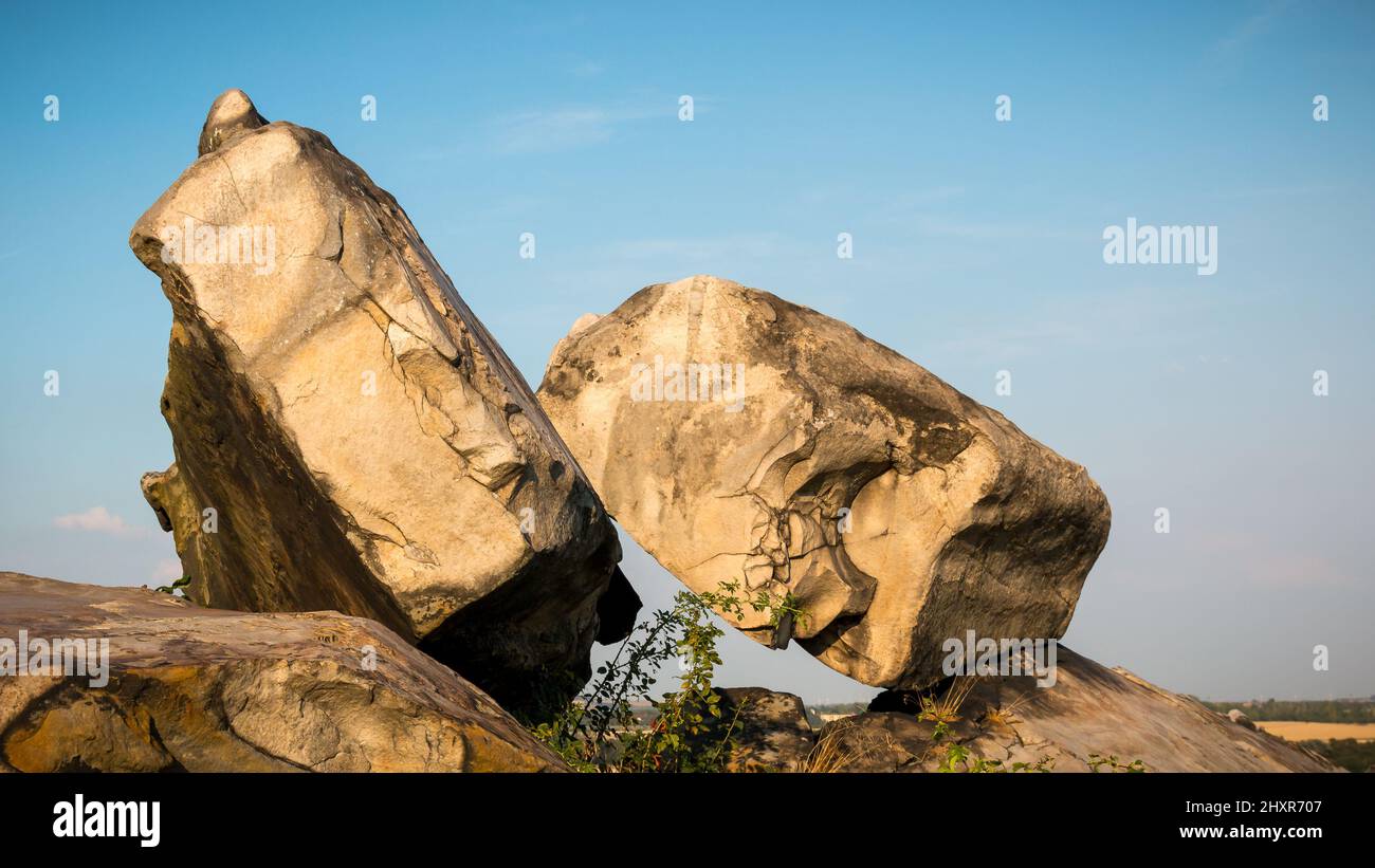 Landschaft von Felsformationen am Teufelsmauer im Harz, Deutschland Stockfoto