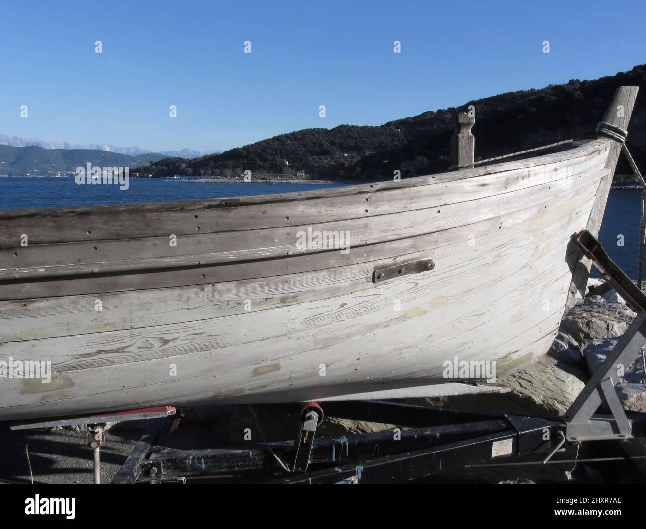 Rumpf des hölzernen Fischerbootes im Trockendock repariert Stockfoto