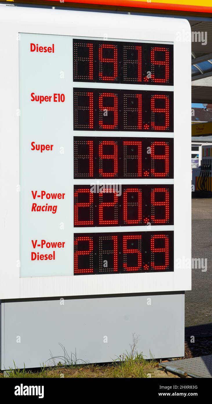 Melden Sie sich im März 2022 an einer Tankstelle mit hohen Benzinpreisen in Deutschland an Stockfoto