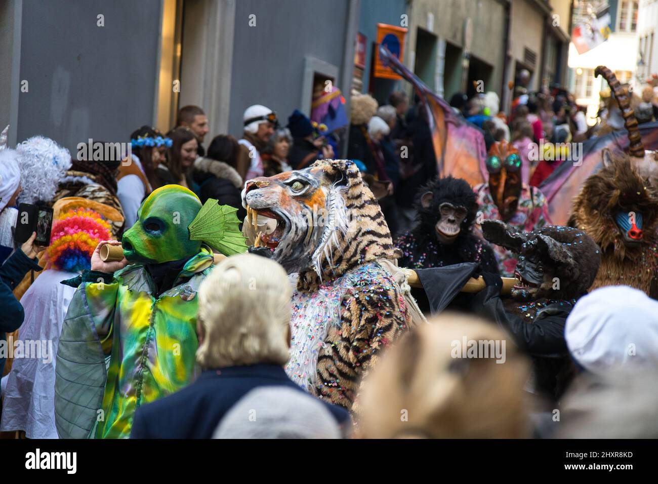 Karnevalsparade mit Guggen-Musik mitten in der Stadt Luzern Stockfoto