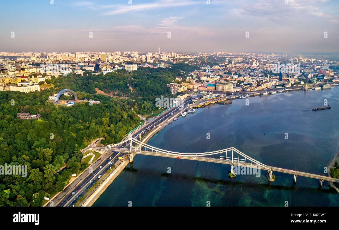 Der Dnepr mit der Fußgängerbrücke in Kiew, Ukraine Stockfoto