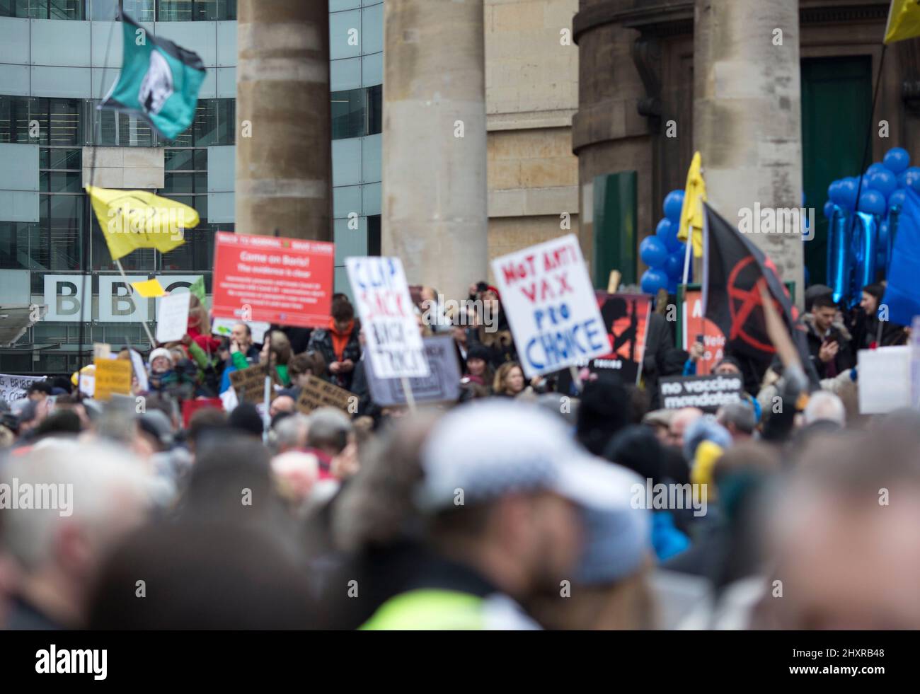 Die Teilnehmer versammeln sich zu einer weltweiten Kundgebung für Freiheit vor dem BBC Broadcasting House in London. Stockfoto