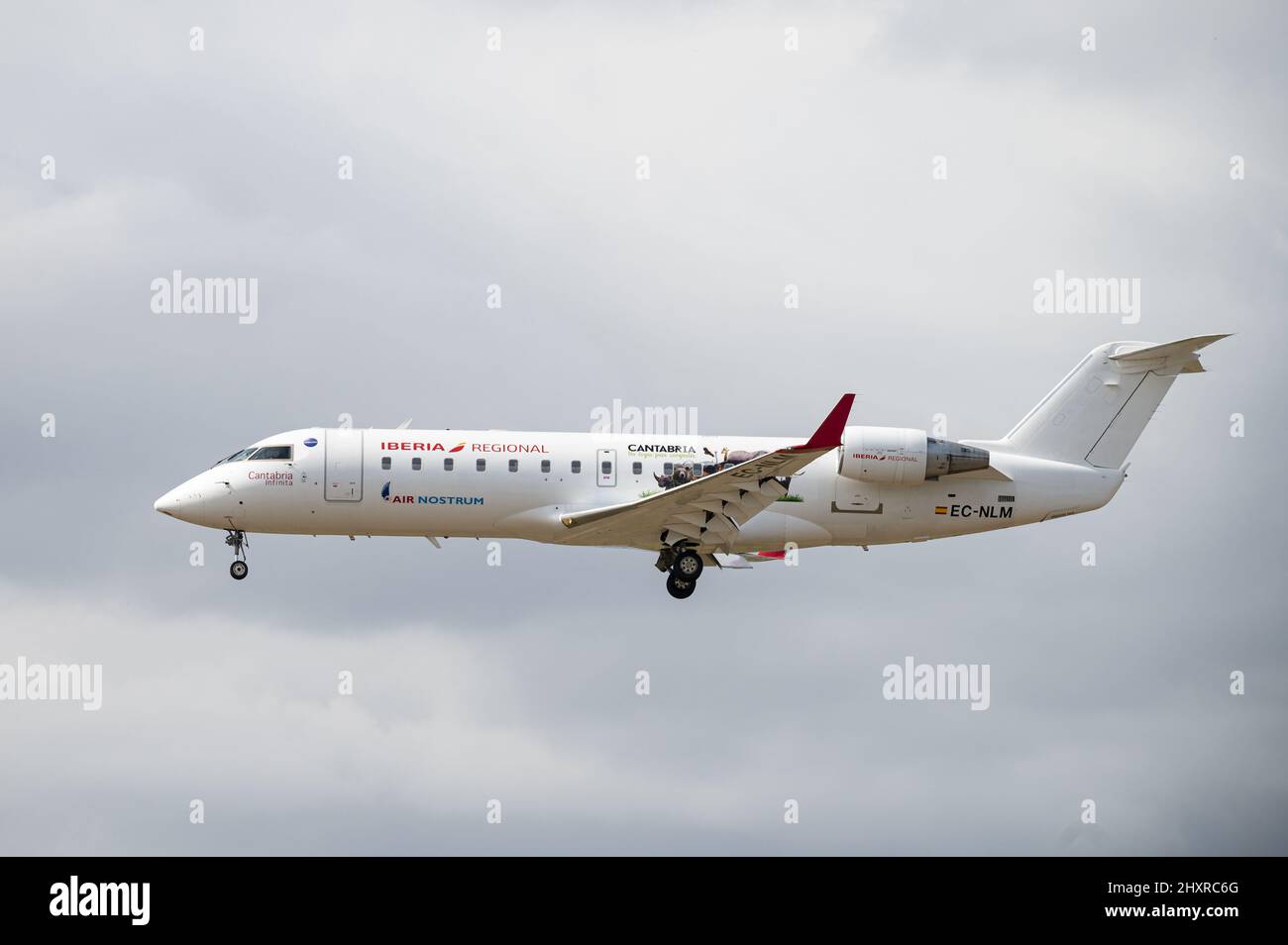 Mitsubishi CRJ-200ER Iberia Air Nostrum – ein Passagierflugzeug am Himmel in der Nähe des Flughafens Barcelona Stockfoto