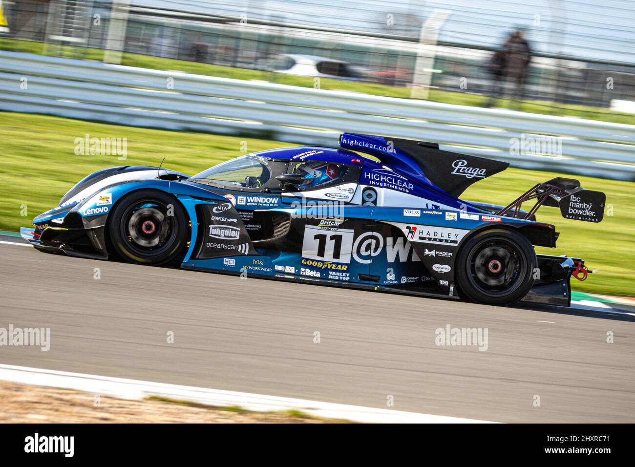 Großbritannien, Silverstone Circuit. Motorsport-Rennwagen-Action aus den ersten 2 Runden des Praga Cup in Silverstone 12..-13.. März, Teil des Wochenendes der Britcar Endurance Championship.abgebildet ist das Praga R1-Auto der University of Wolverhampton Racing Team mit der Nummer 11, das von Studenten der University mit Shane Kelly und George Lines betrieben wird. Stockfoto