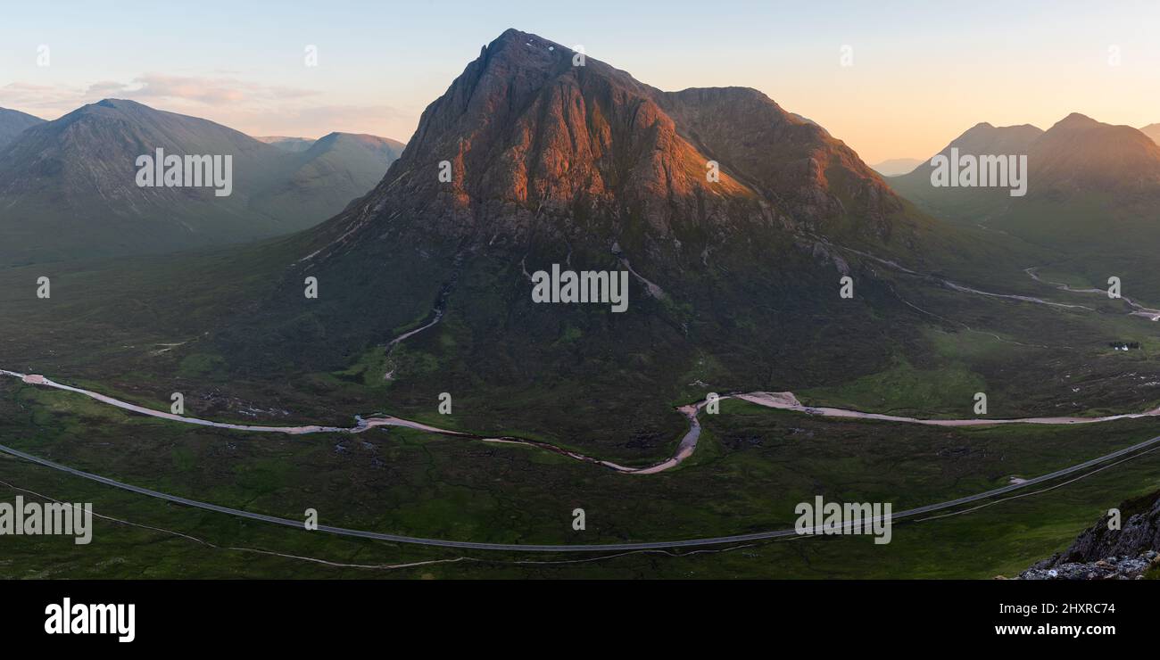 Atemberaubender Panoramablick auf den Berggipfel mit gewundenen Fluss, der durch das Tal in den schottischen Highlands fließt. Glencoe, Großbritannien. Stockfoto